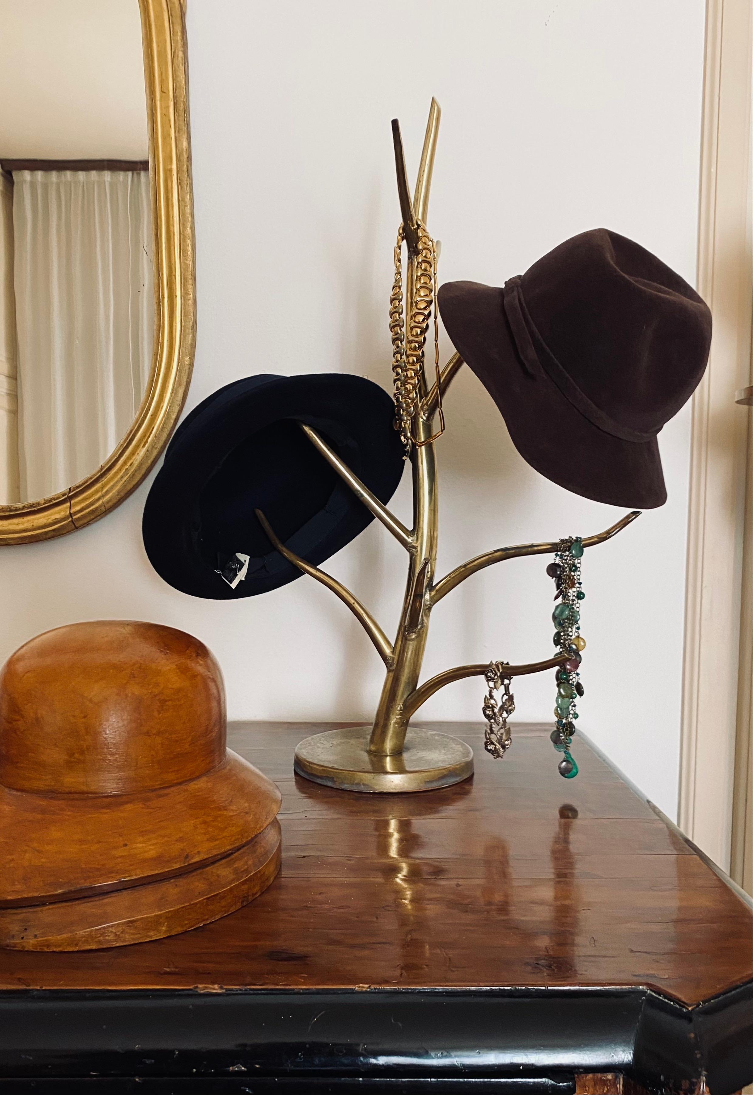 Mid-century Brass plant-shaped jewelry / hat stand 

Italy 1970s

65 H x 44 cm

Conditions: good consistent with age and use. Stains and patina on some branches. One dent.