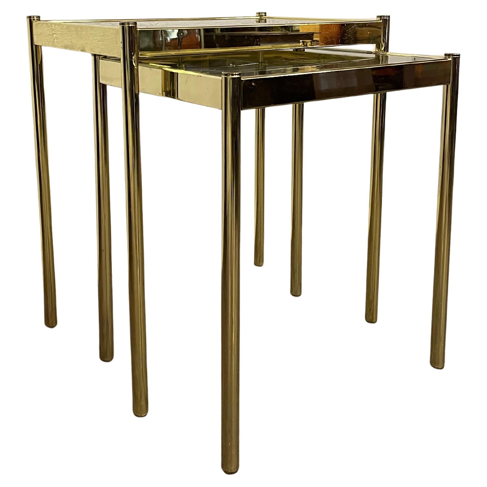 Mid Century Vermessingt und Rauchglas Nesting Tische Belgo-Chrome Weise im Angebot