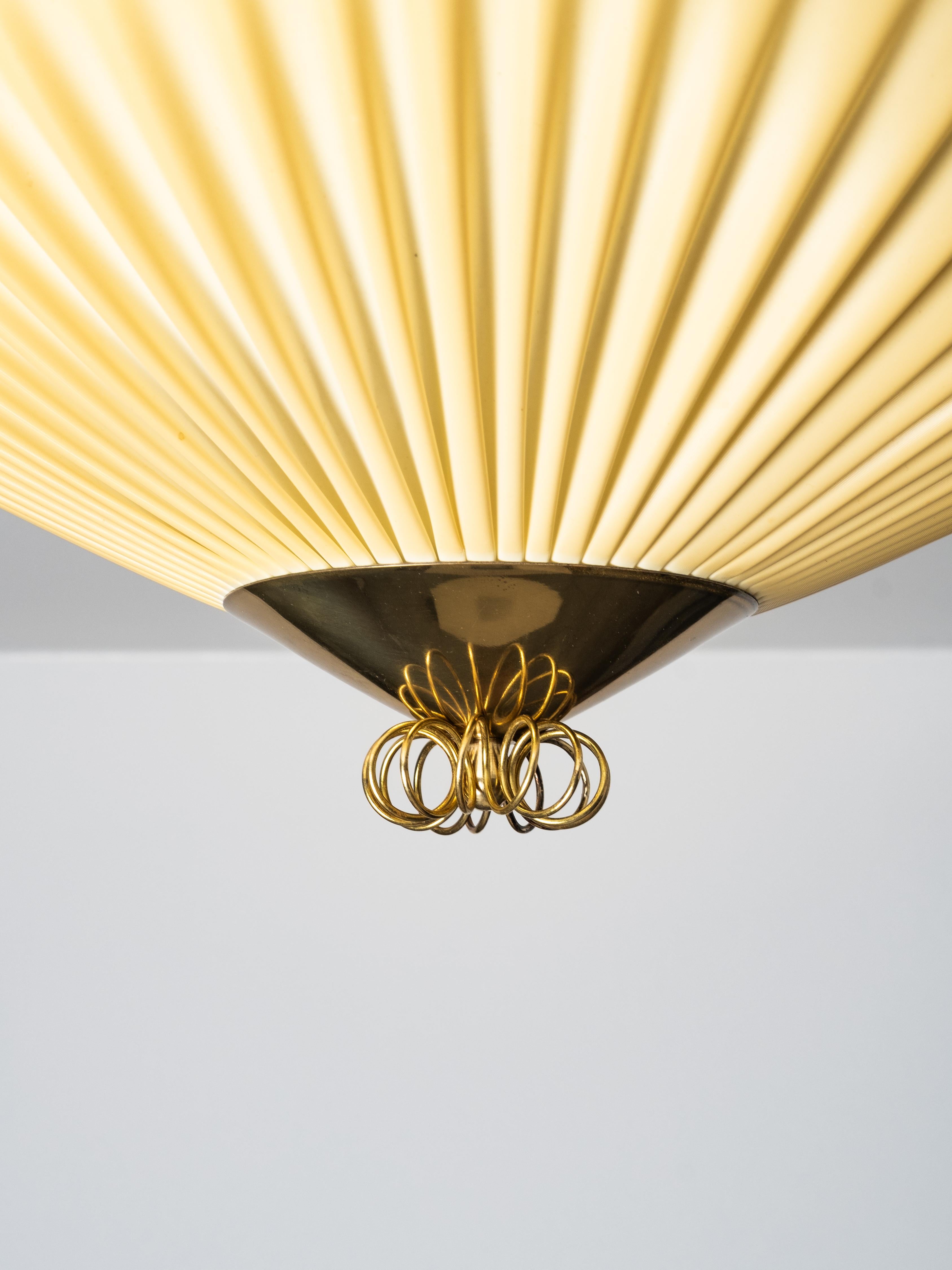 Plafonnier du milieu du siècle en laiton et textile synthétique plissé, Finlande, années 1950 en vente 3