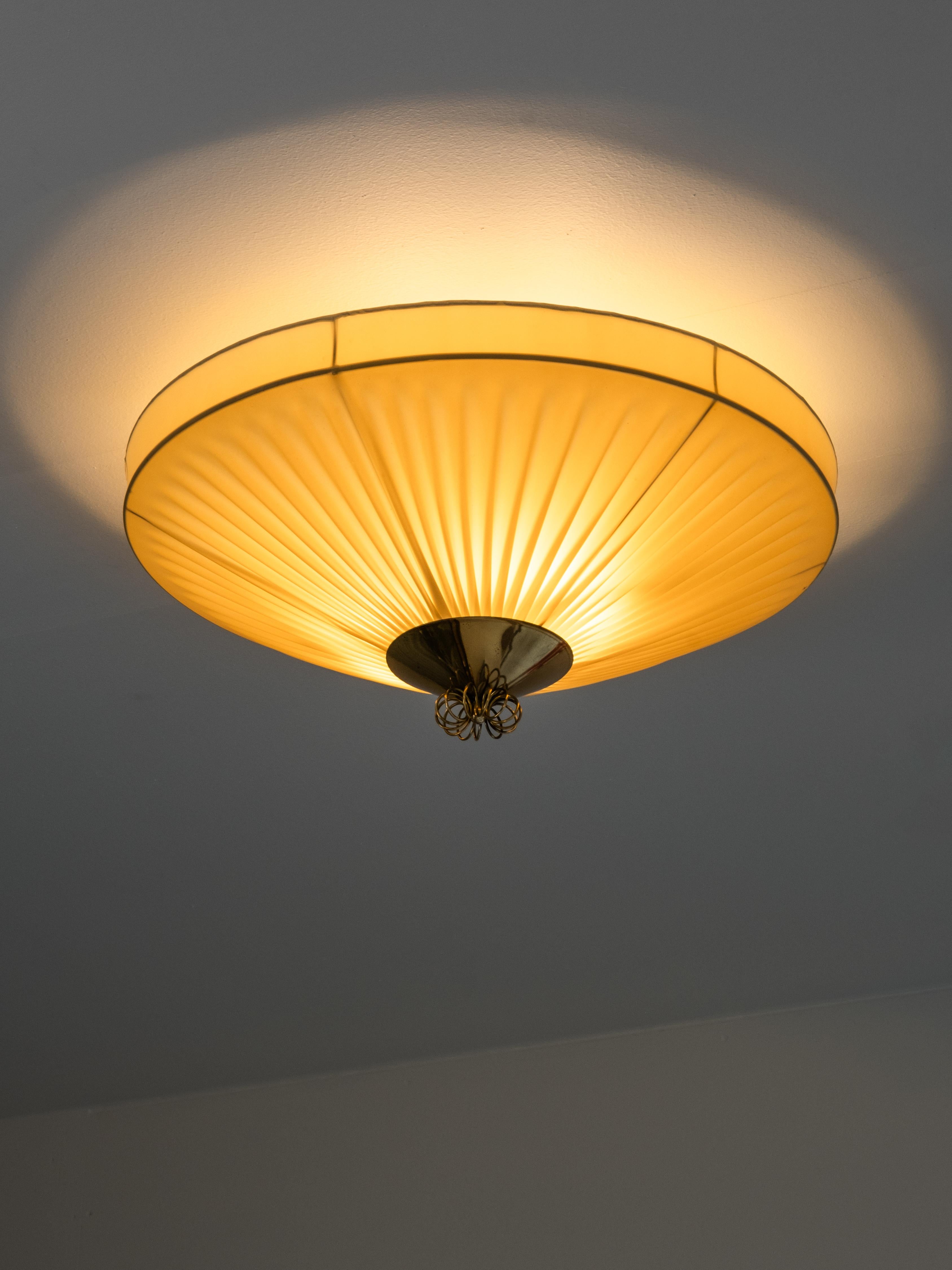 Plafonnier du milieu du siècle en laiton et textile synthétique plissé, Finlande, années 1950 en vente 4