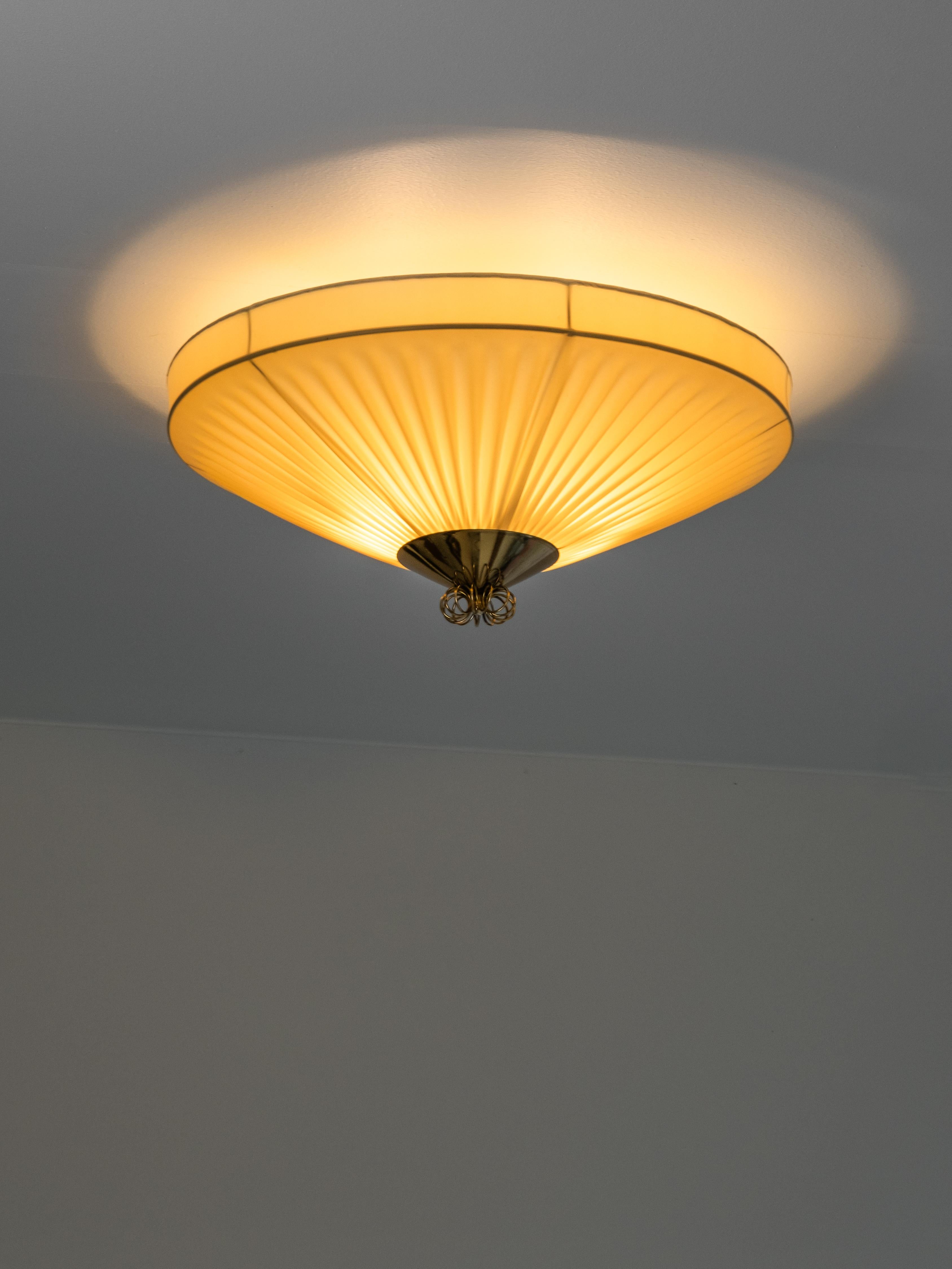 Plafonnier du milieu du siècle en laiton et textile synthétique plissé, Finlande, années 1950 en vente 5