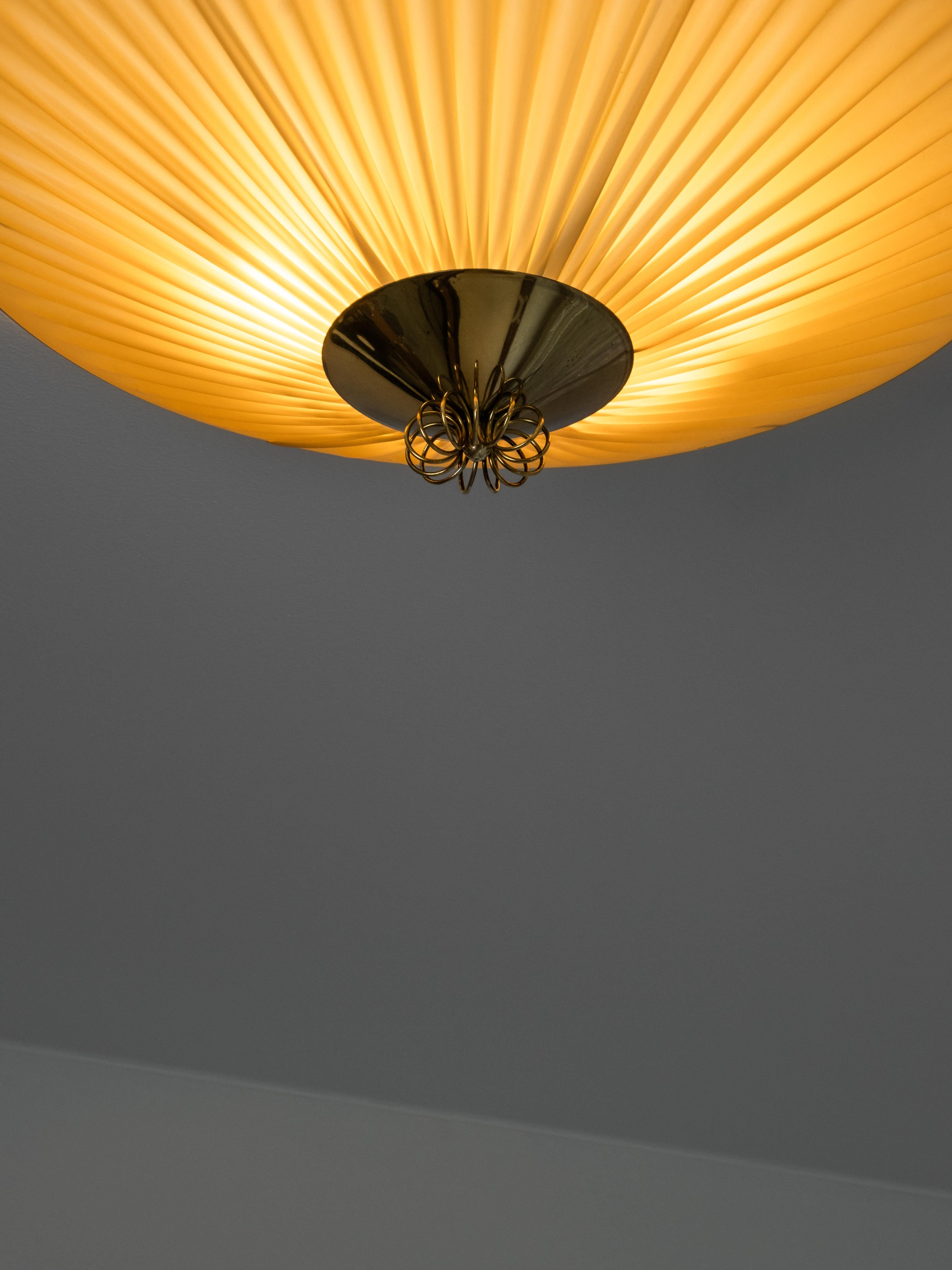 Plafonnier du milieu du siècle en laiton et textile synthétique plissé, Finlande, années 1950 en vente 6