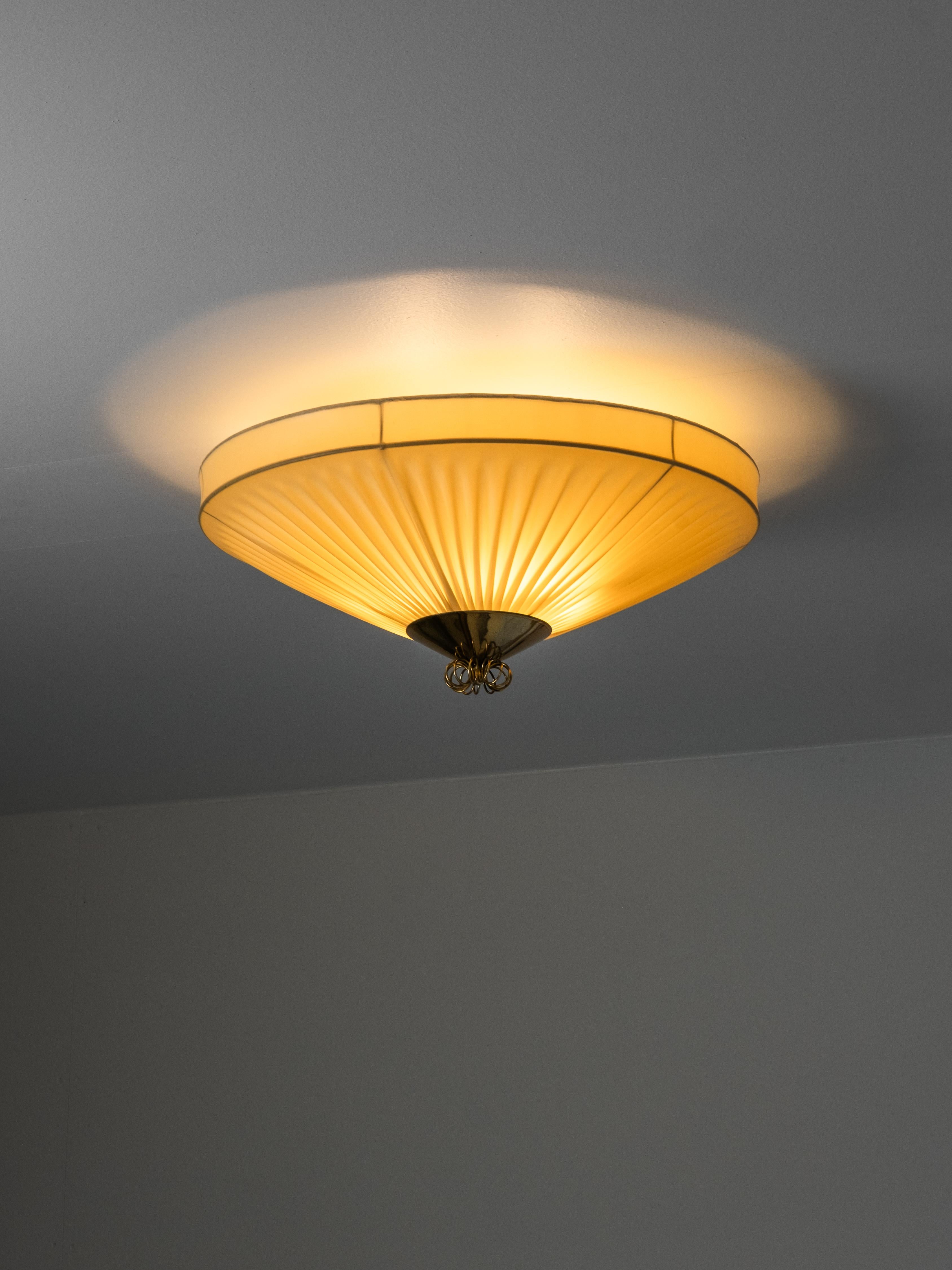 Plafonnier du milieu du siècle en laiton et textile synthétique plissé, Finlande, années 1950 en vente 7