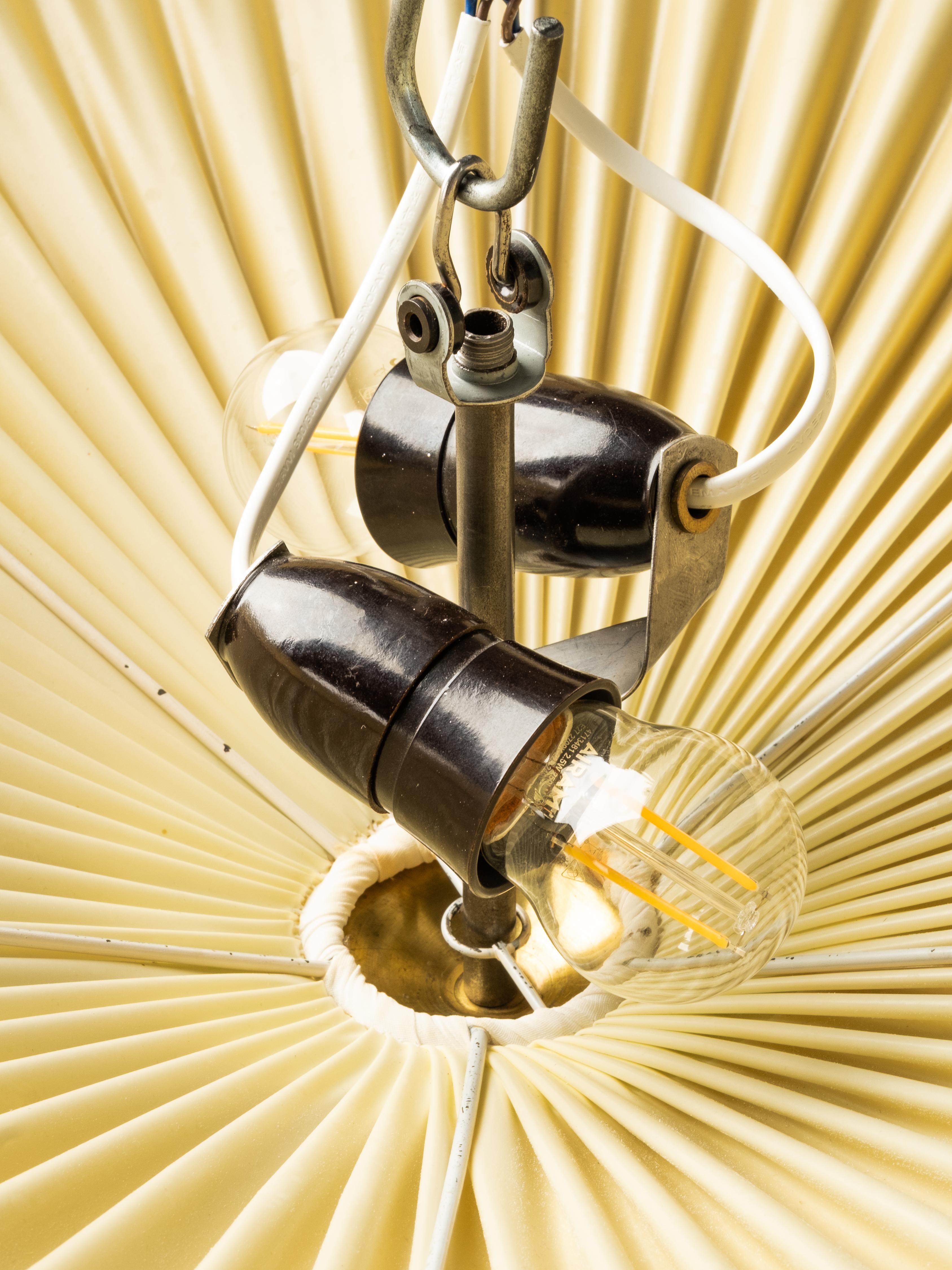 Plafonnier du milieu du siècle en laiton et textile synthétique plissé, Finlande, années 1950 en vente 8