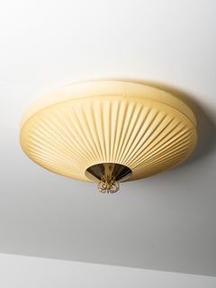 Plafonnier du milieu du siècle en laiton et textile synthétique plissé, Finlande, années 1950