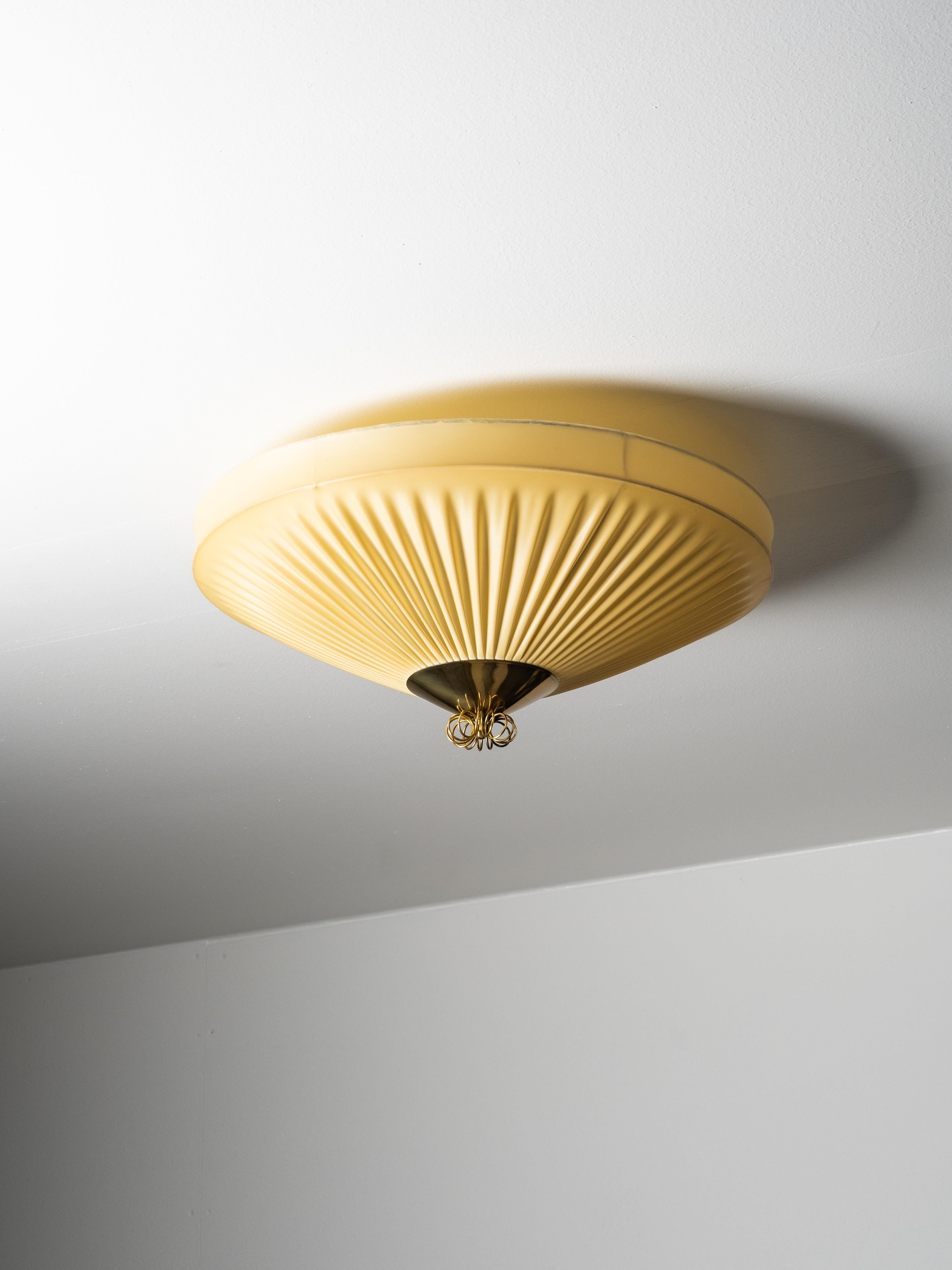 Scandinave moderne Plafonnier du milieu du siècle en laiton et textile synthétique plissé, Finlande, années 1950 en vente