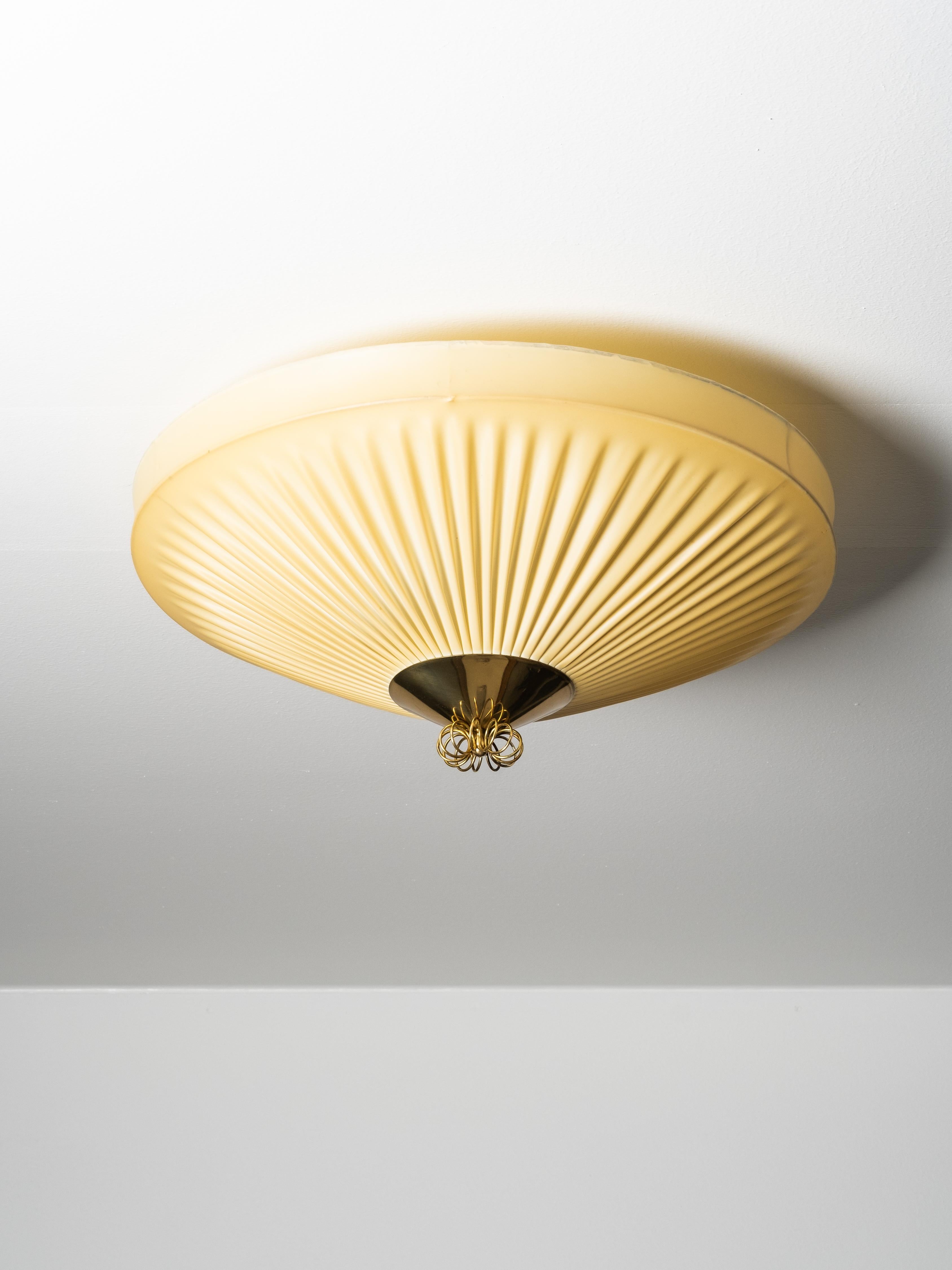 Finlandais Plafonnier du milieu du siècle en laiton et textile synthétique plissé, Finlande, années 1950 en vente