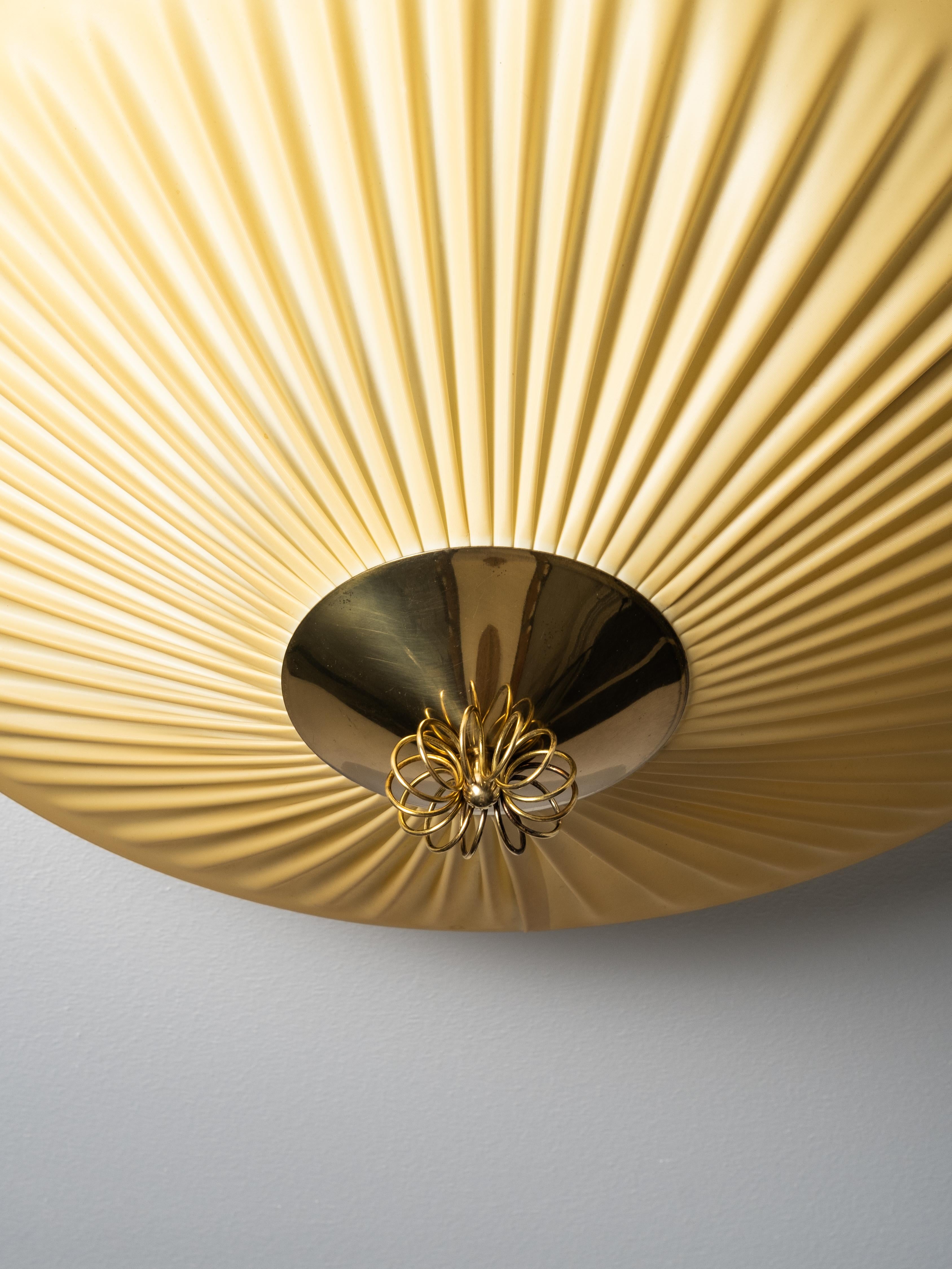 Plafonnier du milieu du siècle en laiton et textile synthétique plissé, Finlande, années 1950 Bon état - En vente à Karis, Nyland