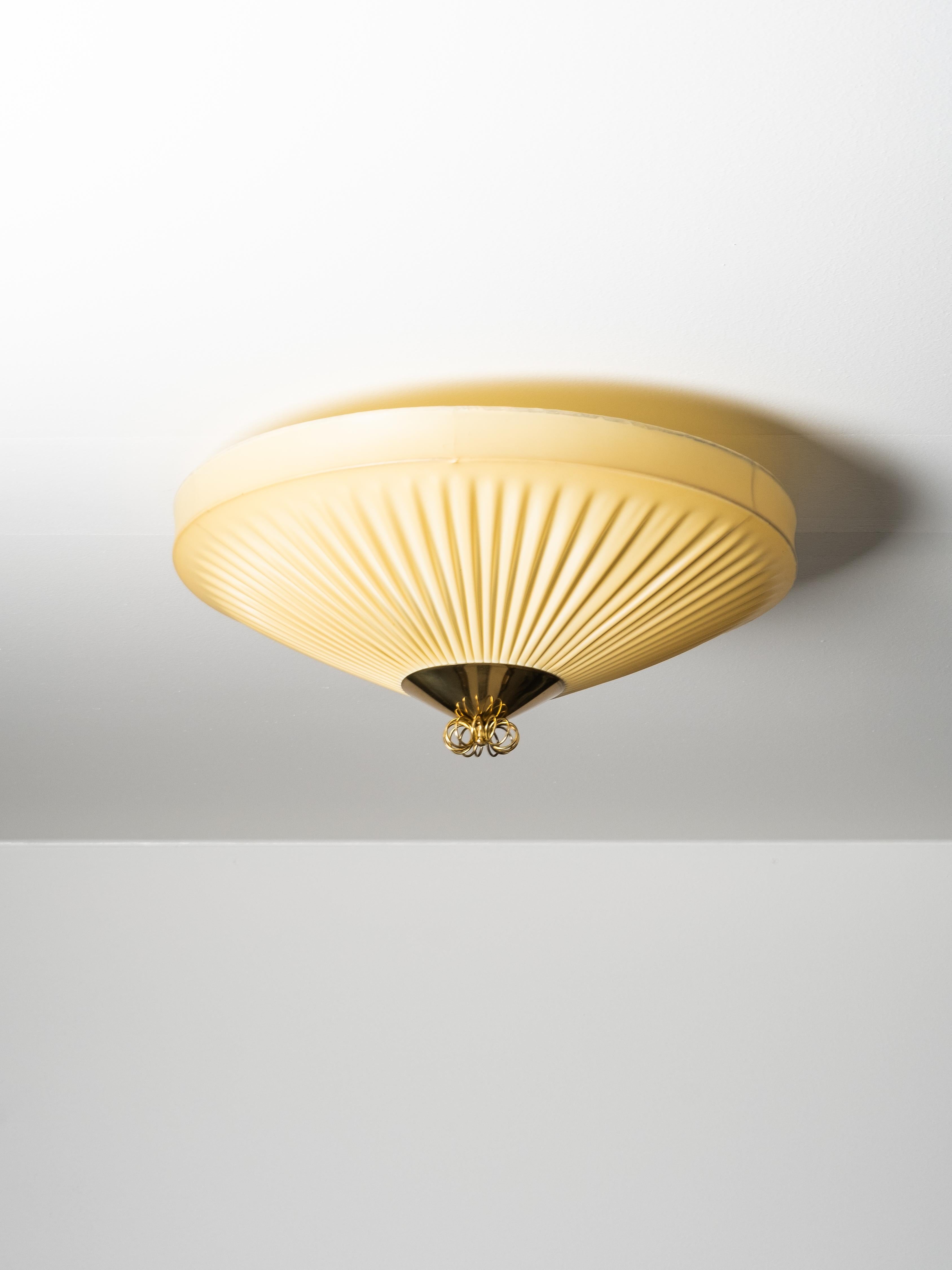 Milieu du XXe siècle Plafonnier du milieu du siècle en laiton et textile synthétique plissé, Finlande, années 1950 en vente