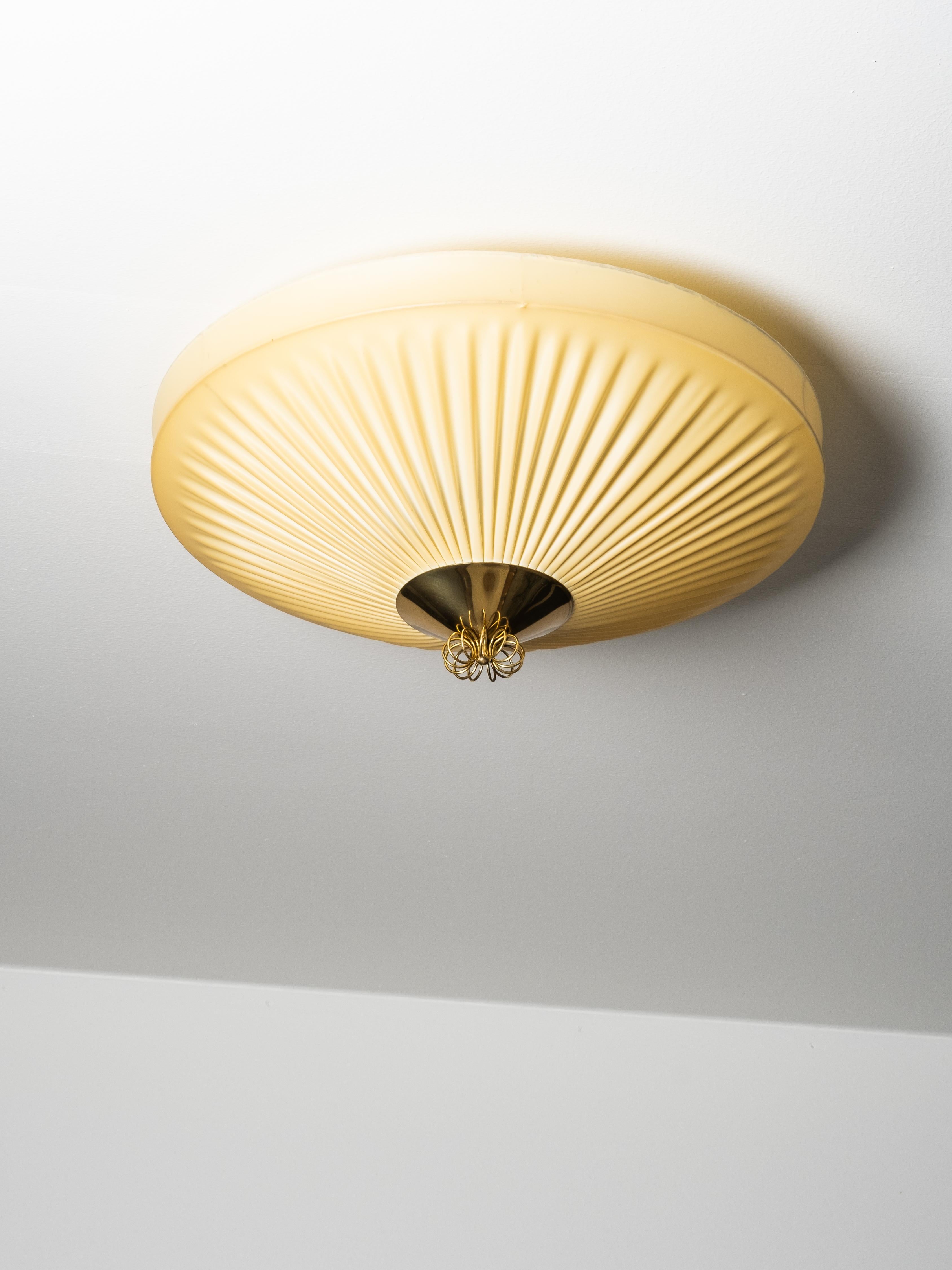 Laiton Plafonnier du milieu du siècle en laiton et textile synthétique plissé, Finlande, années 1950 en vente