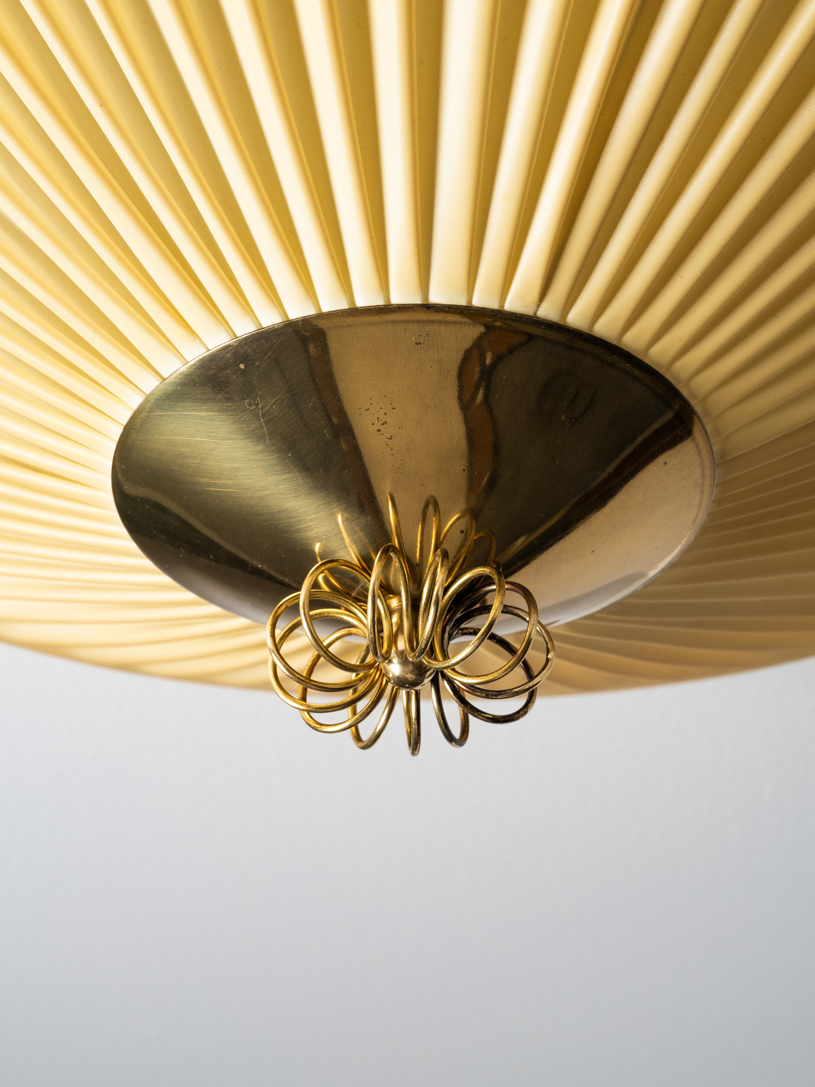 Plafonnier du milieu du siècle en laiton et textile synthétique plissé, Finlande, années 1950 en vente 2