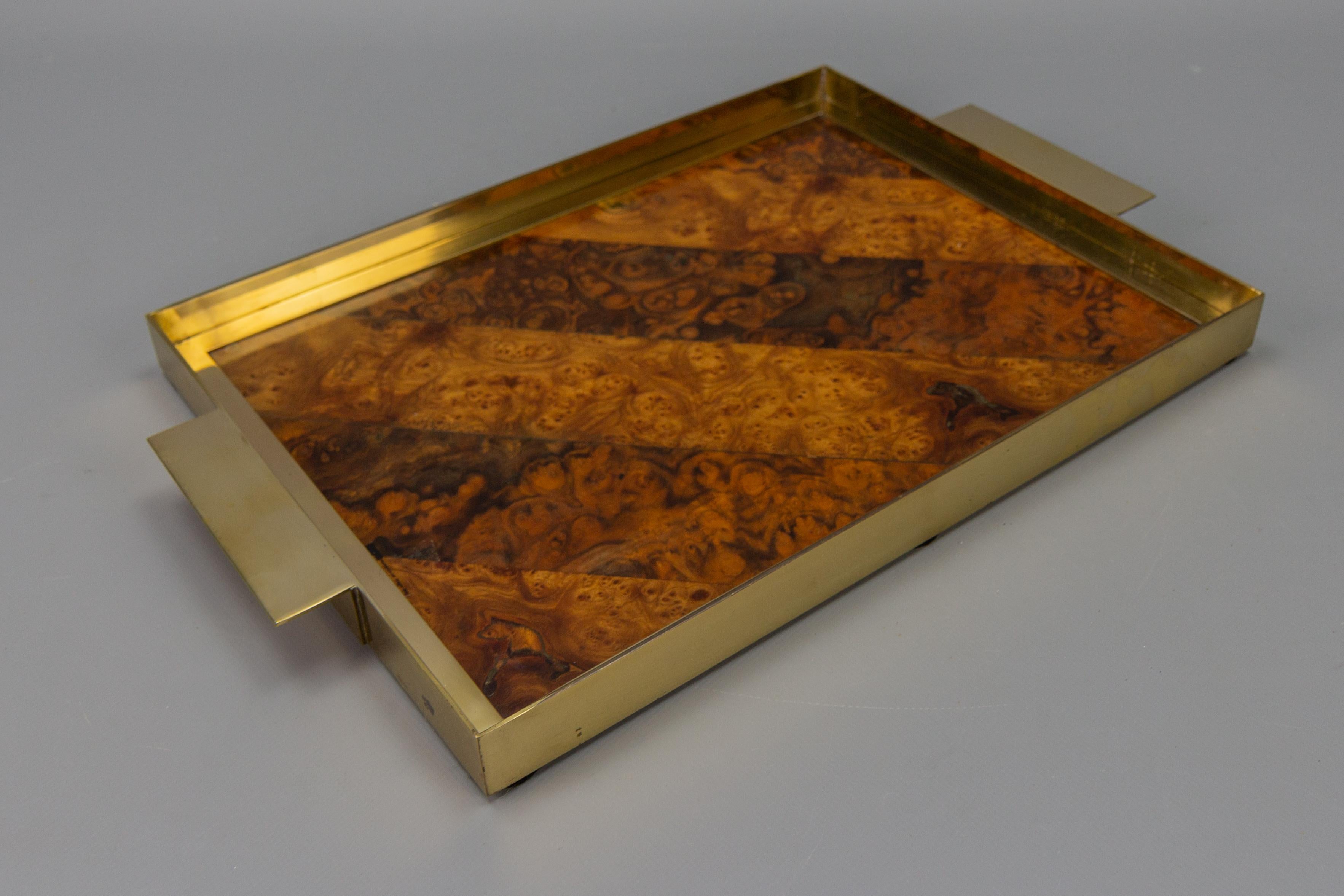 Placage Plateau de service à effet de loupe en bois brun et doré du milieu du siècle, années 1960 en vente