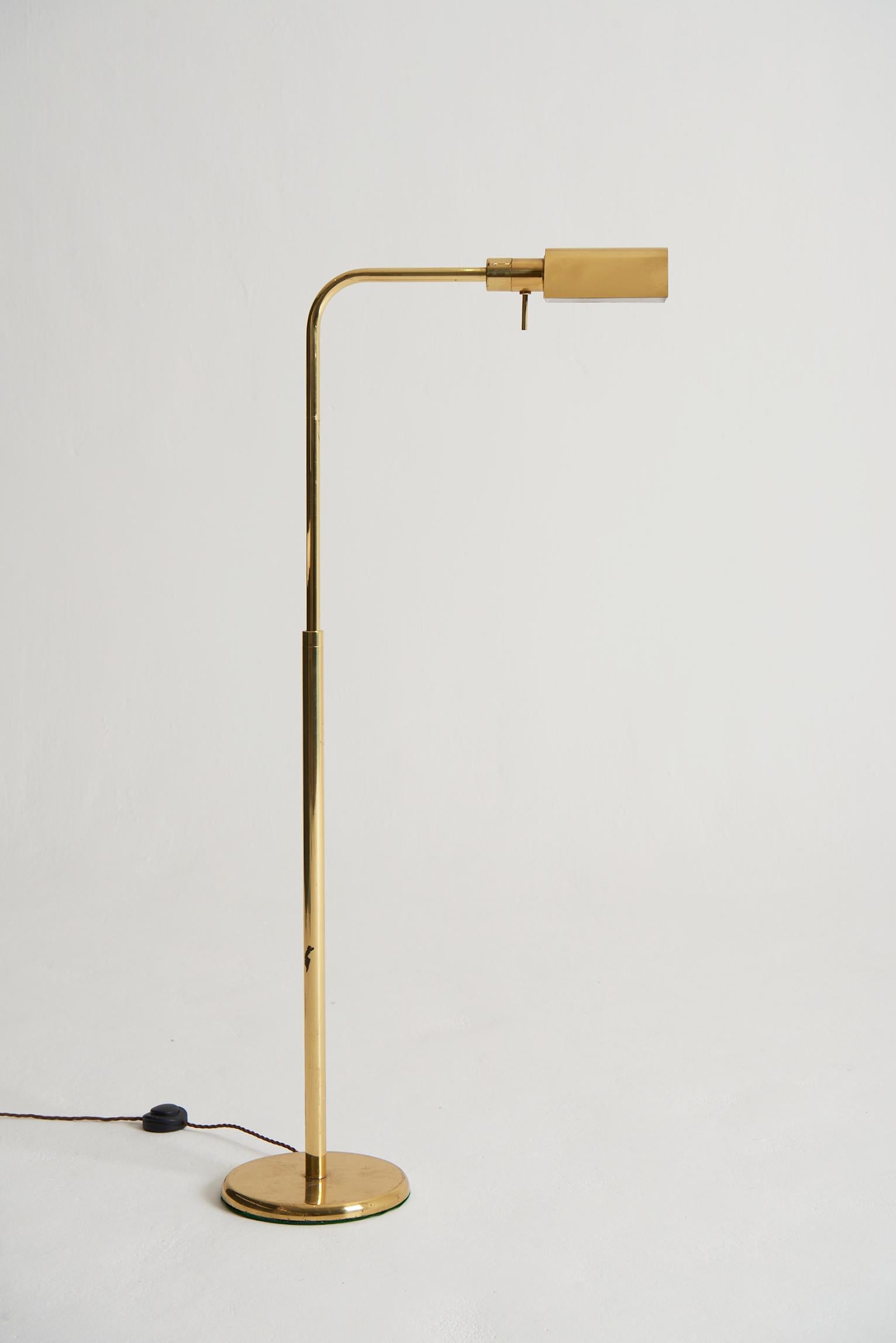 A gilt lacquered brass telescopic reading floor lamp.
France, late 1970s.