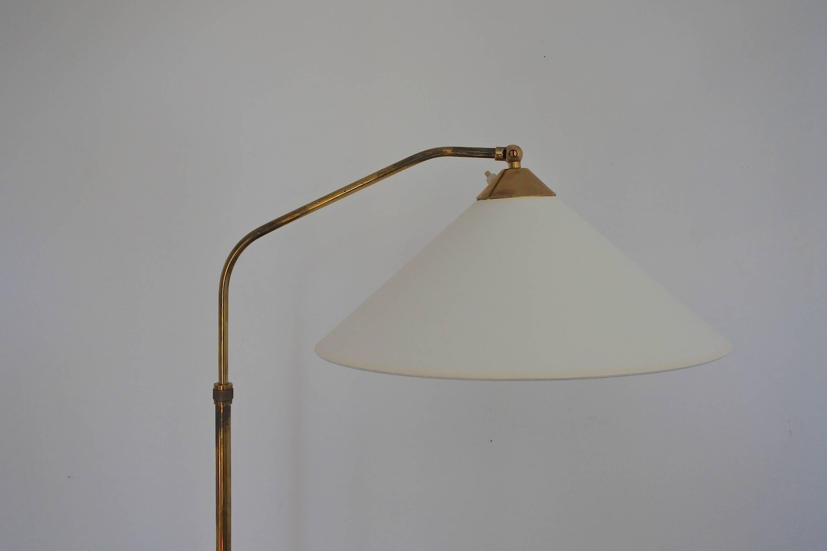 Midcentury Brass Reading Floor Lamp in the Manner of J.T. Kalmar, 1950s In Good Condition In La Teste De Buch, FR