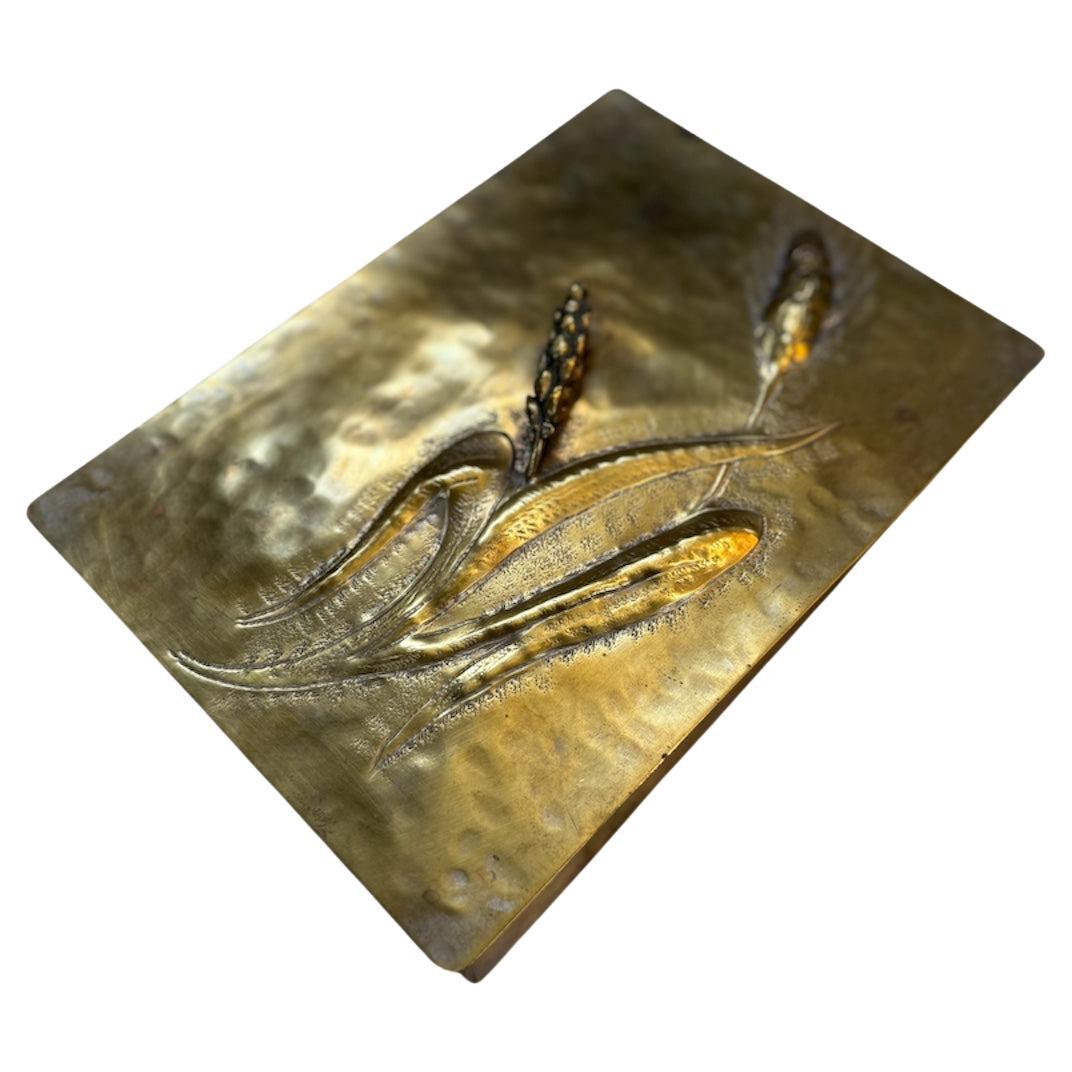 Caja en relieve de latón de mediados de siglo con motivo de trigo