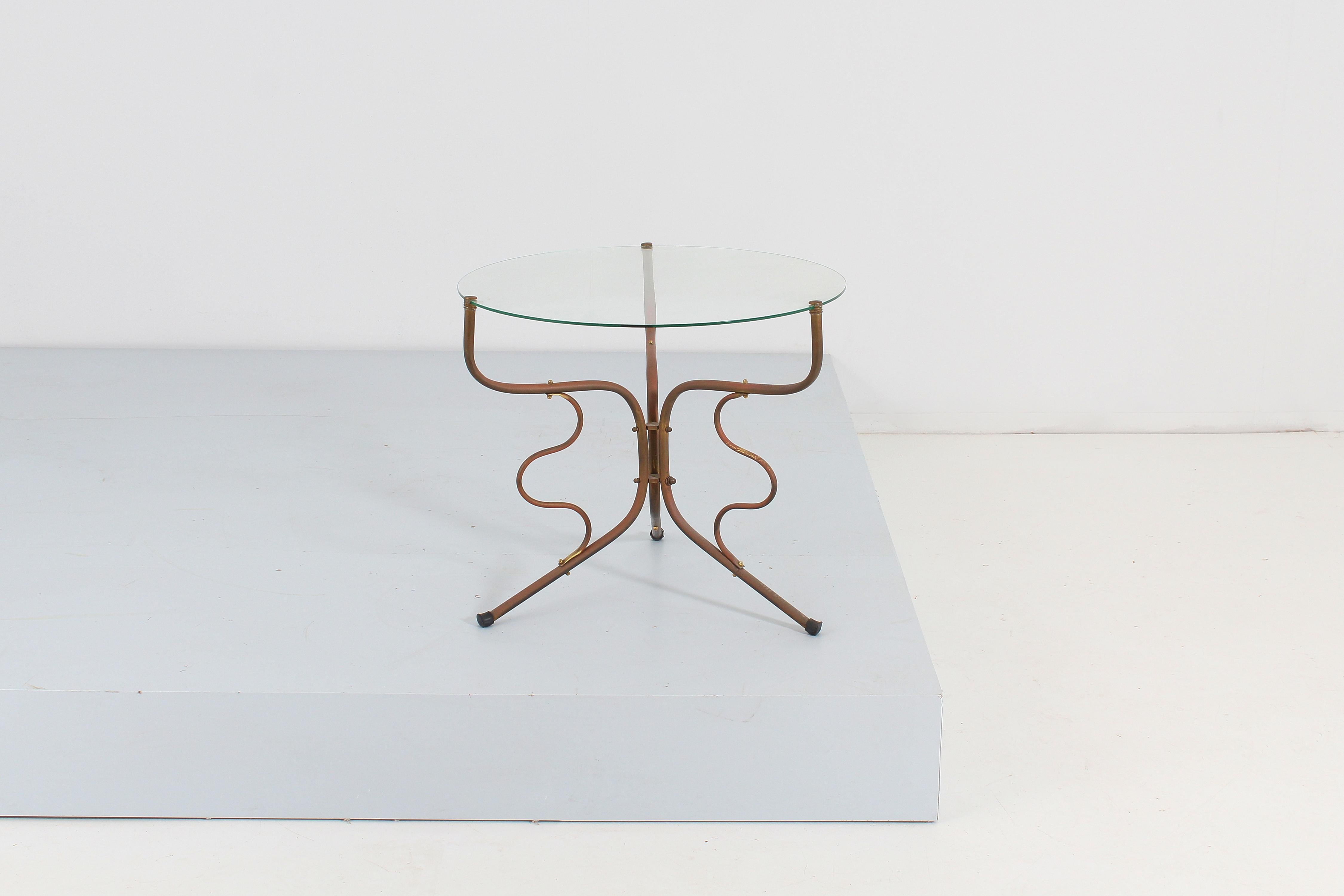 Mid-Century Modern Table basse ronde à tige en laiton et verre du milieu du siècle, Italie, années 1950 en vente