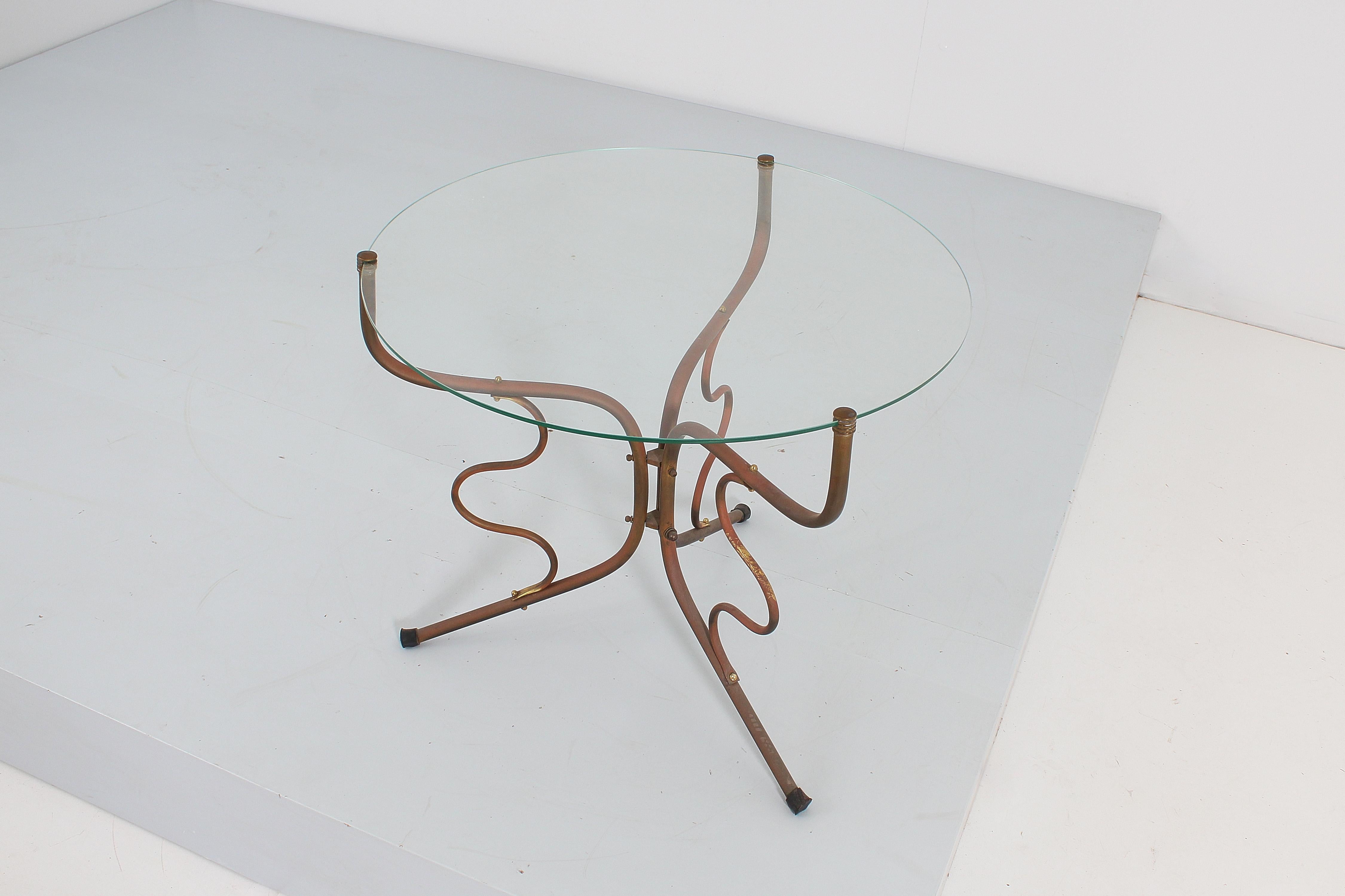 Milieu du XXe siècle Table basse ronde à tige en laiton et verre du milieu du siècle, Italie, années 1950 en vente