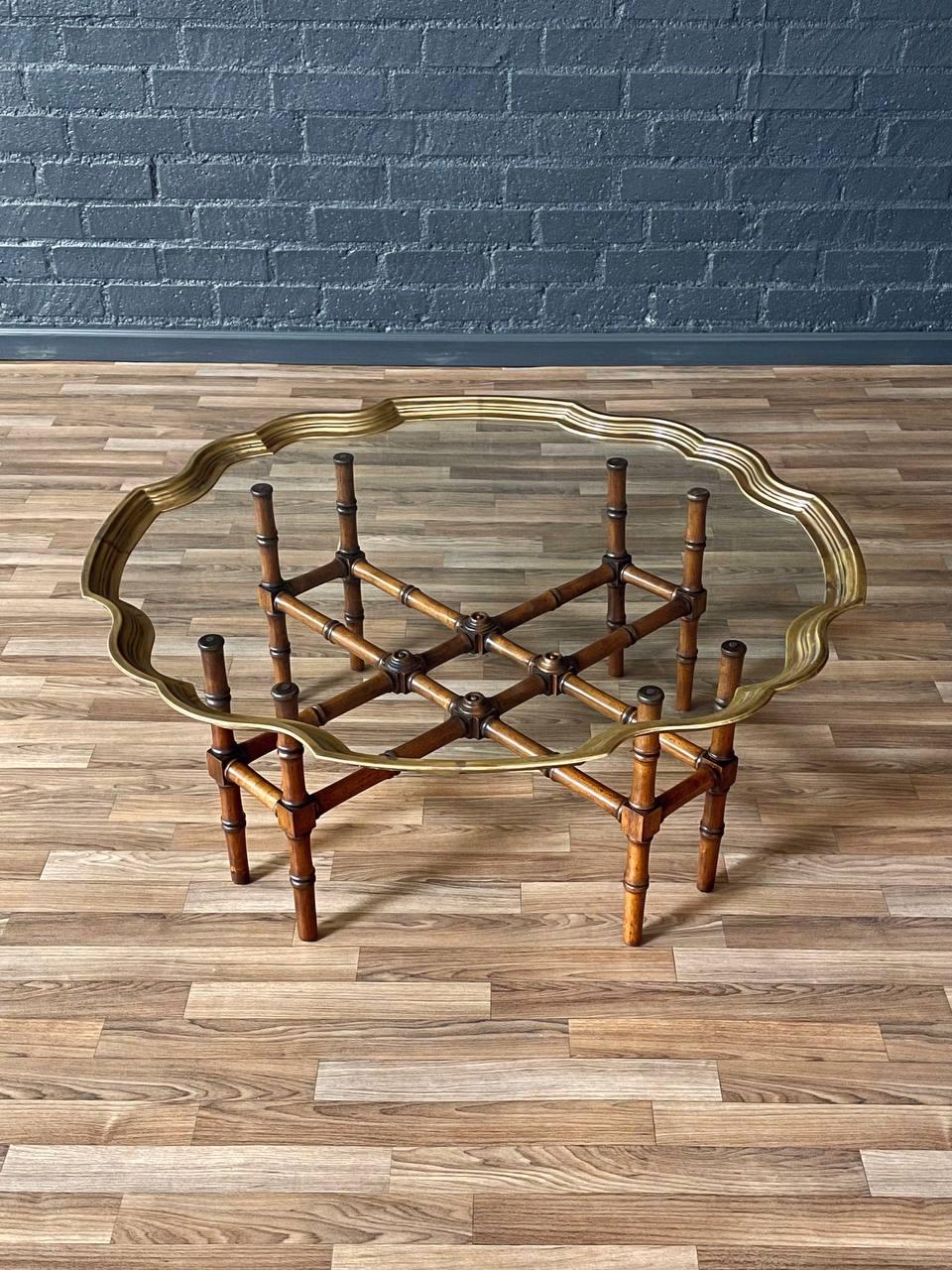 Condizioni: Condizioni originali d'epoca 
Designer: Baker
Produttore: Baker
Materiali: Ottone, vetro, legno tinto noce

Questo sorprendente tavolino da caffè Mid-Century Modern di Wood Wood, risalente agli anni '70 circa, presenta una scultorea base