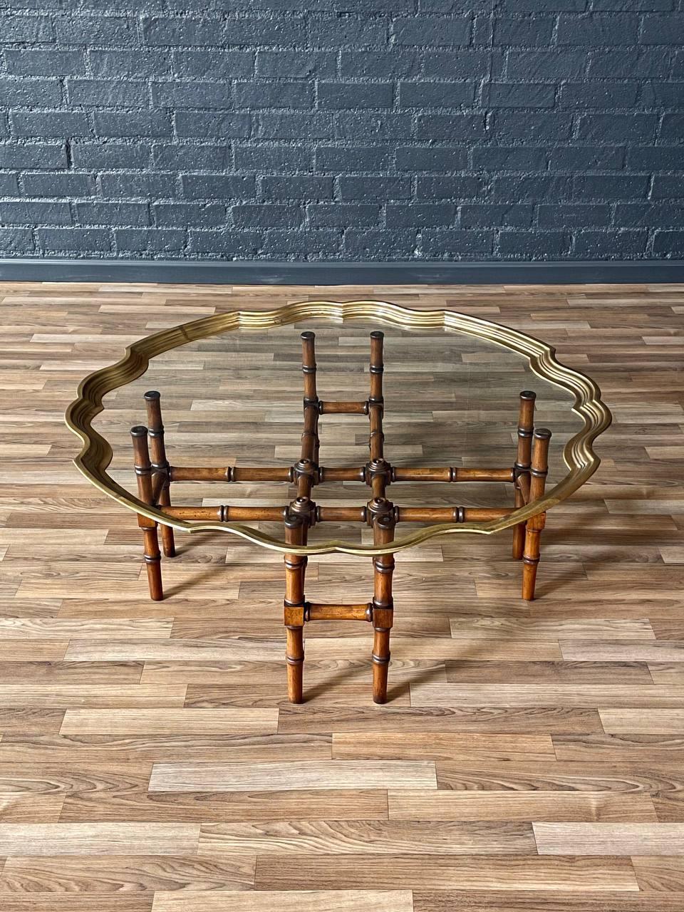 Mid-Century moderno Tavolino da caffè in vetro smerlato in ottone di metà secolo con base in finto bambù di Baker in vendita