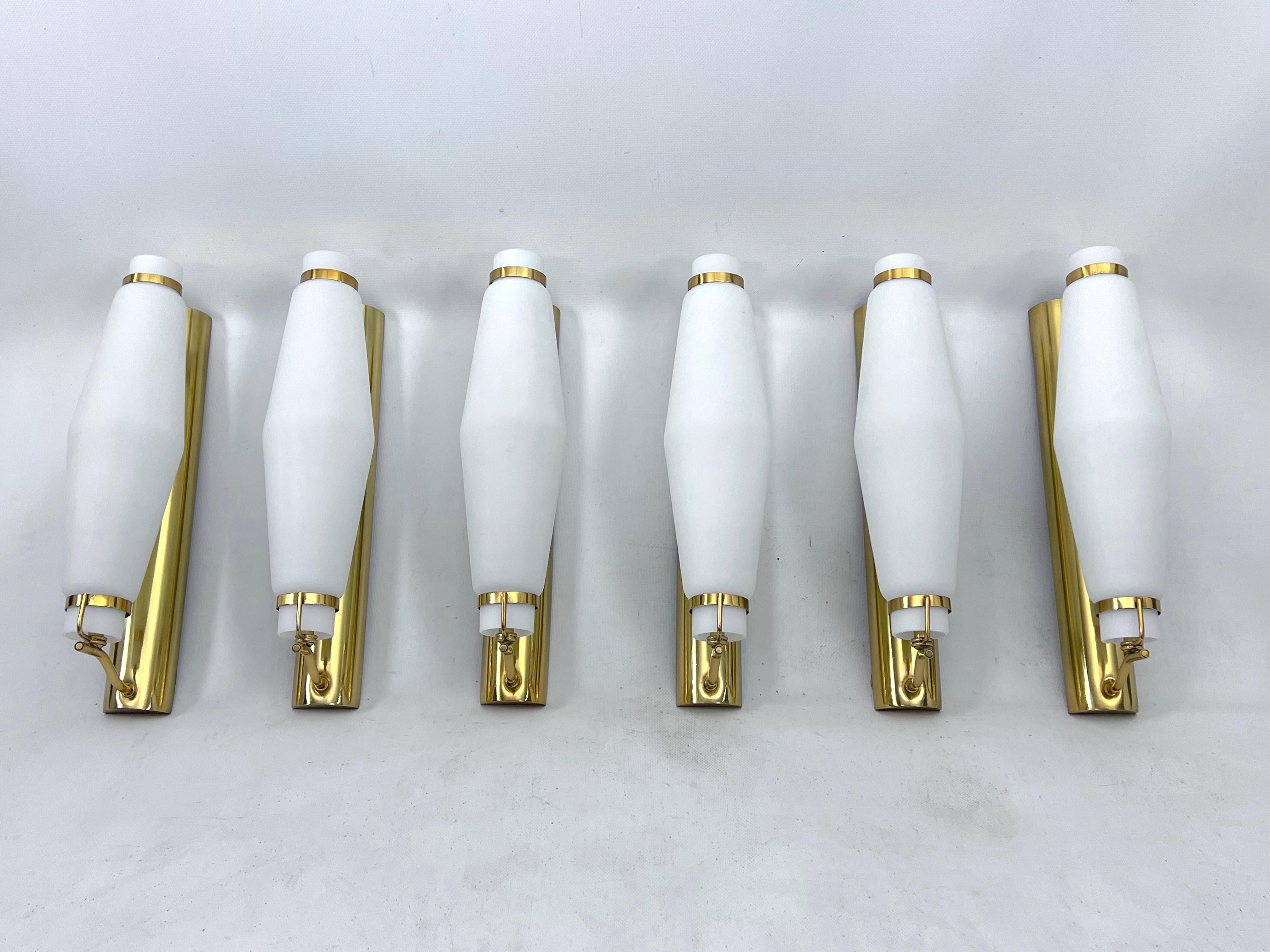 Great condition with no evident chips or cracks for this set of six sconces in Stilnovo style and produced in Italy during the 50s. Full working with EU standard, adaptable on demand for USA standard.