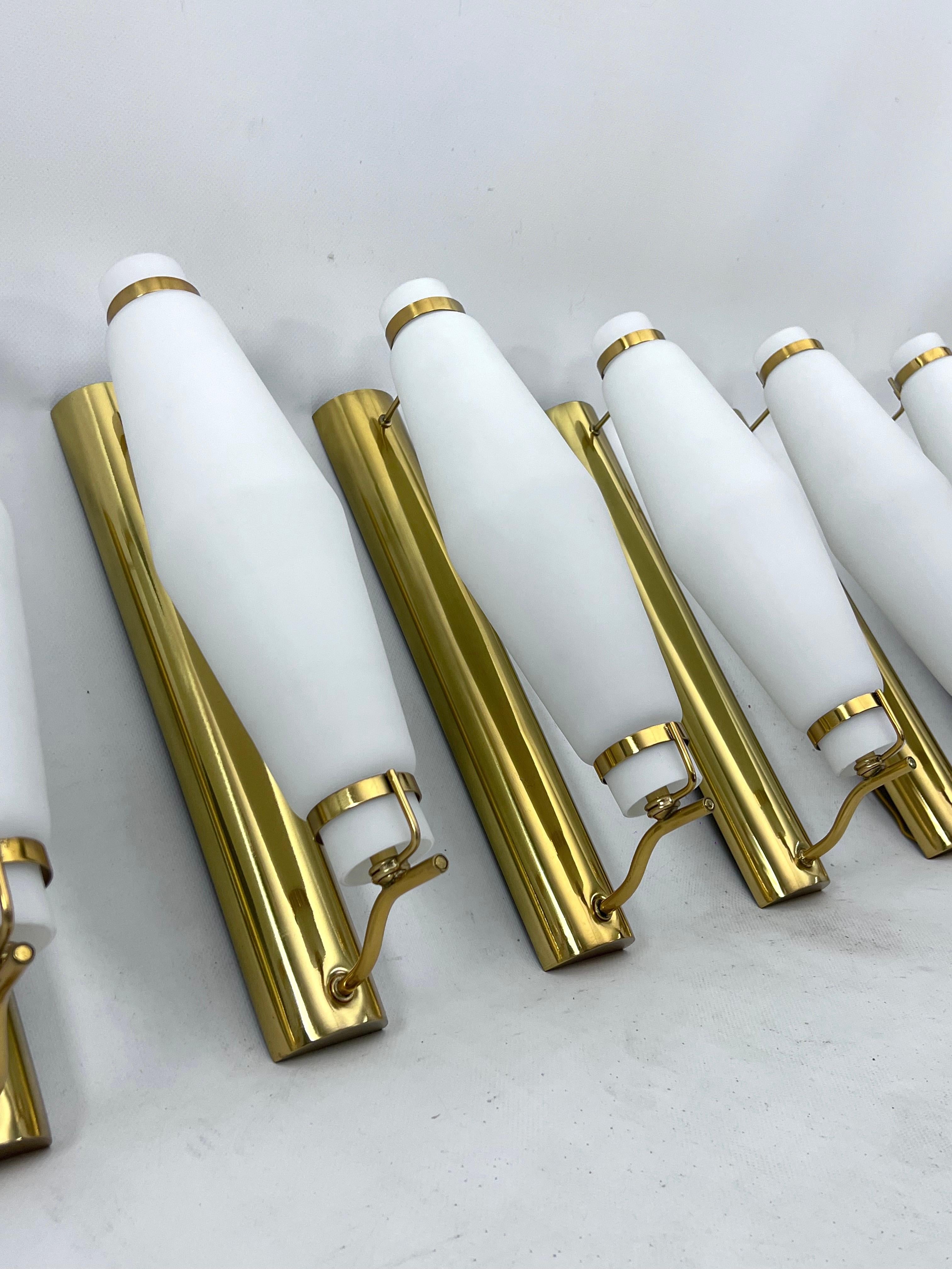 Mid-century brass sconces in the manner of Stilnovo from 50s. Set of six In Good Condition For Sale In Catania, CT
