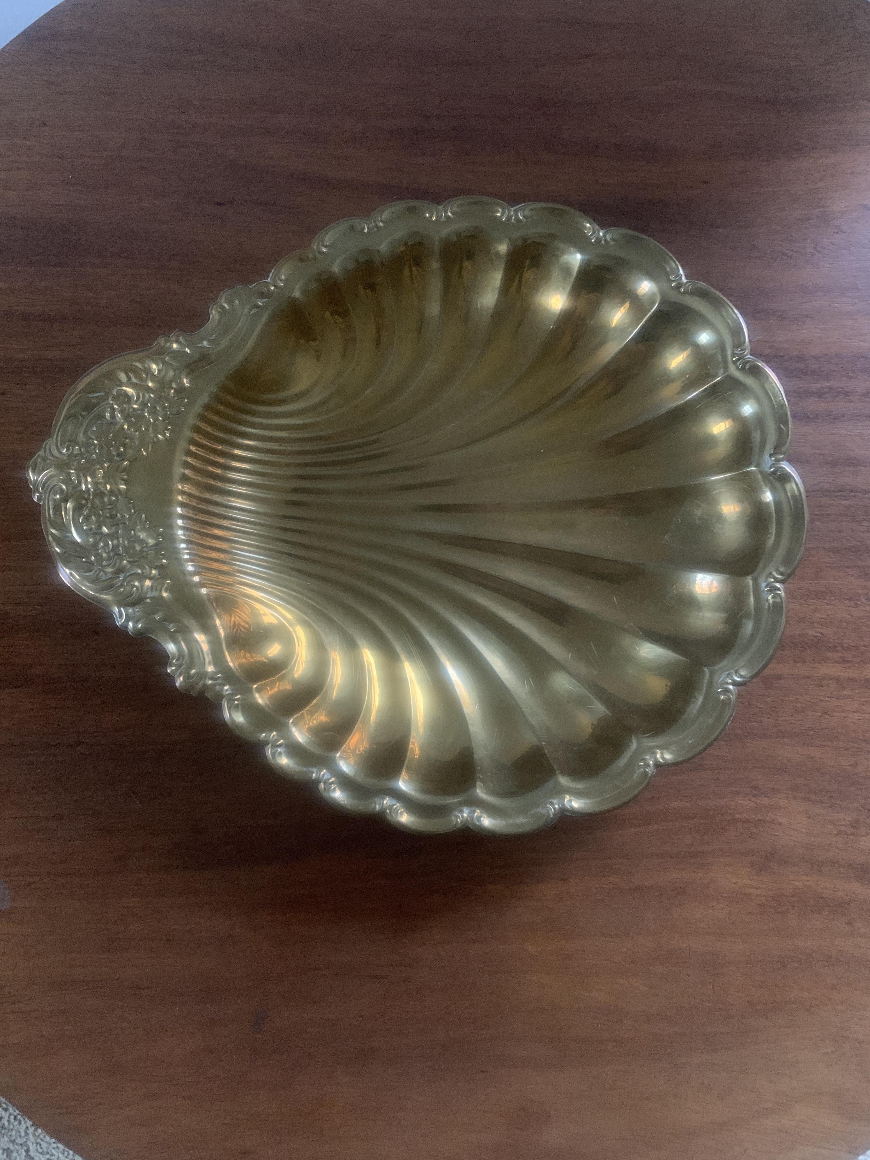 Mid-Century Brass Shell Platter In Good Condition For Sale In Elkhart, IN