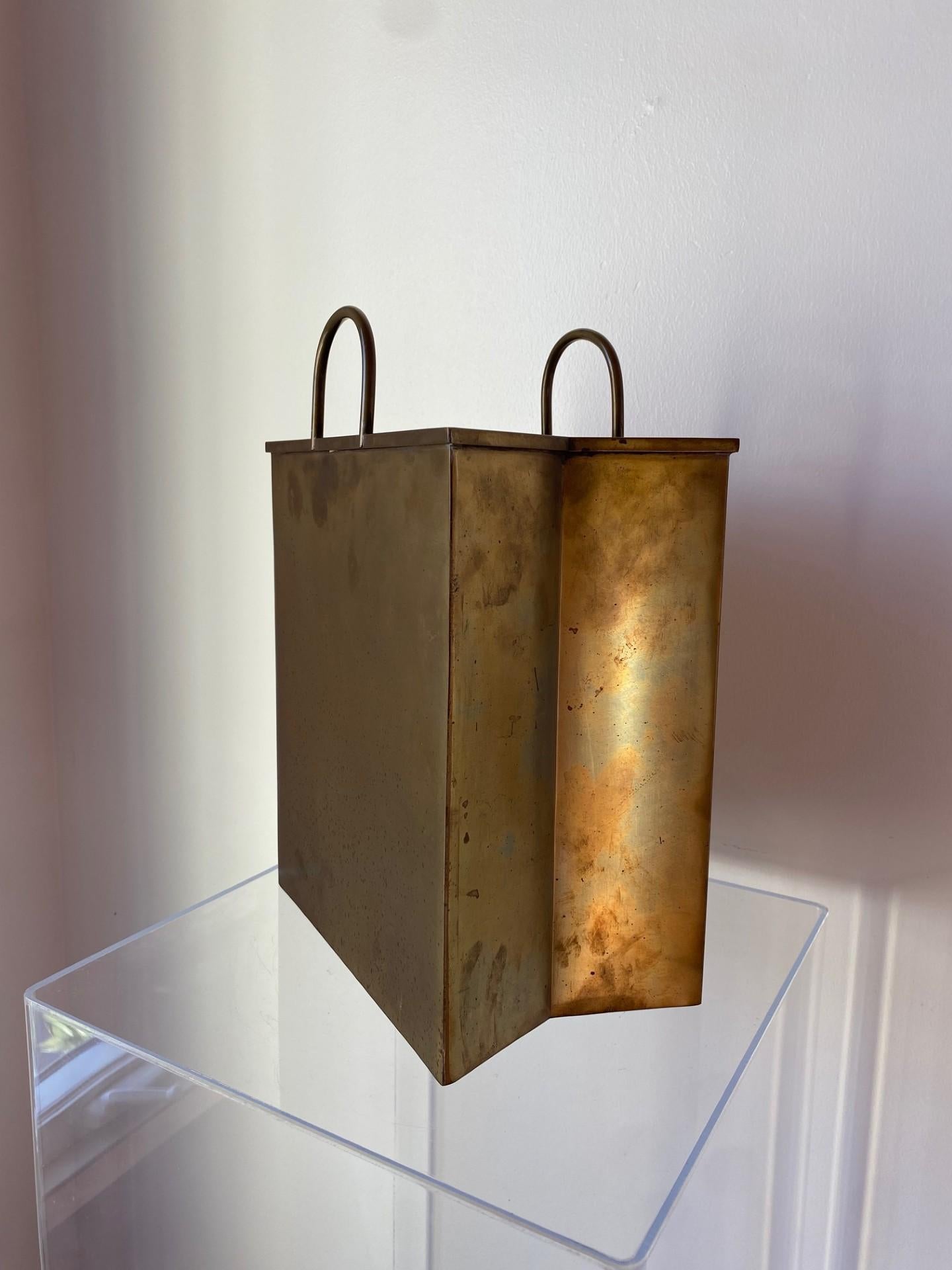 Incroyable sac à provisions en laiton sculpté.  Cette pièce élégante est aussi fantaisiste que glamour.  Des feuilles de laiton ont été sculptées pour créer un récipient qui imite un sac à provisions.  Elegant et attirant le regard, ce meuble