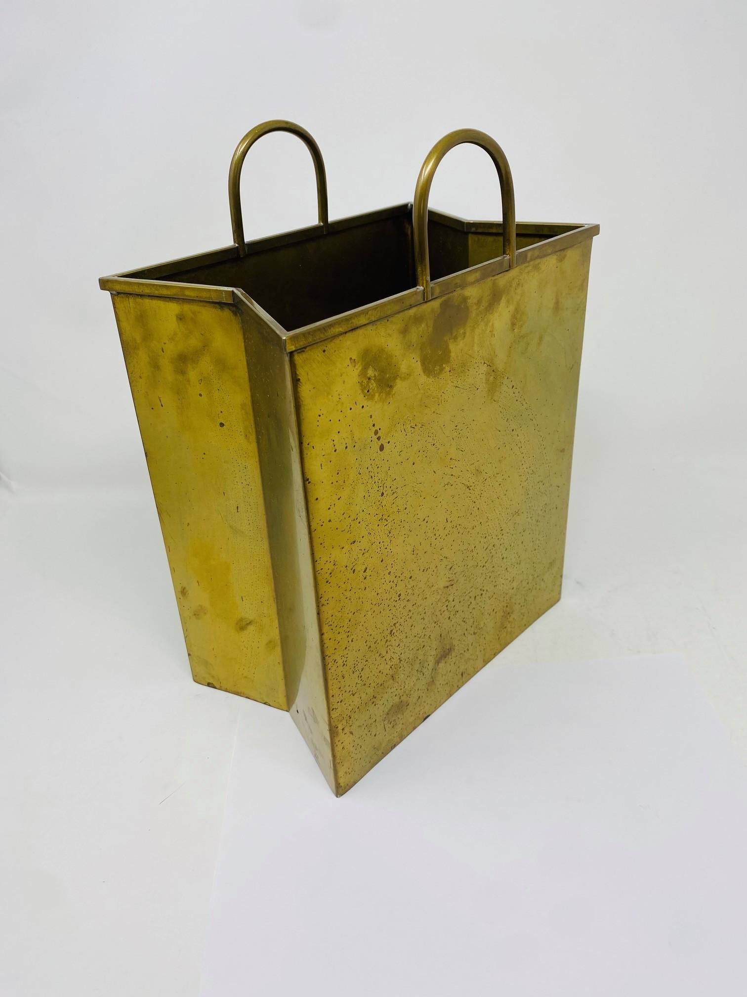 Laiton Sculpture de sac à provisions en laiton du milieu du siècle 1970 Fabriqué en Italie en vente