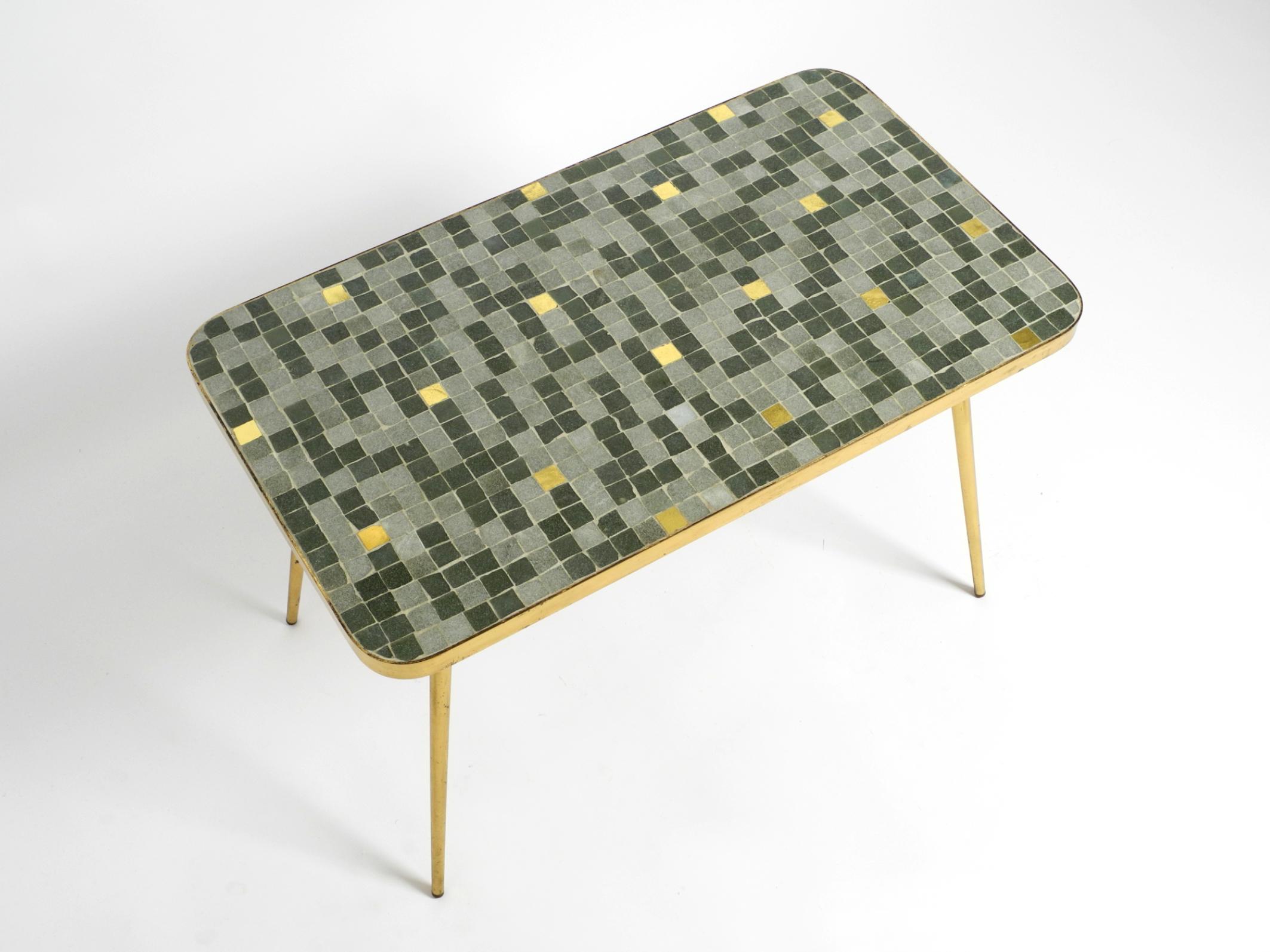 Magnifique table basse ou table d'appoint rectangulaire en laiton massif.
Fabricant : Münchener Zierspiegel Kleinmöbel. Fabriqué en Allemagne.
Ce nom est synonyme de miroirs très élégants et de petits meubles en laiton de la plus haute qualité.
Très