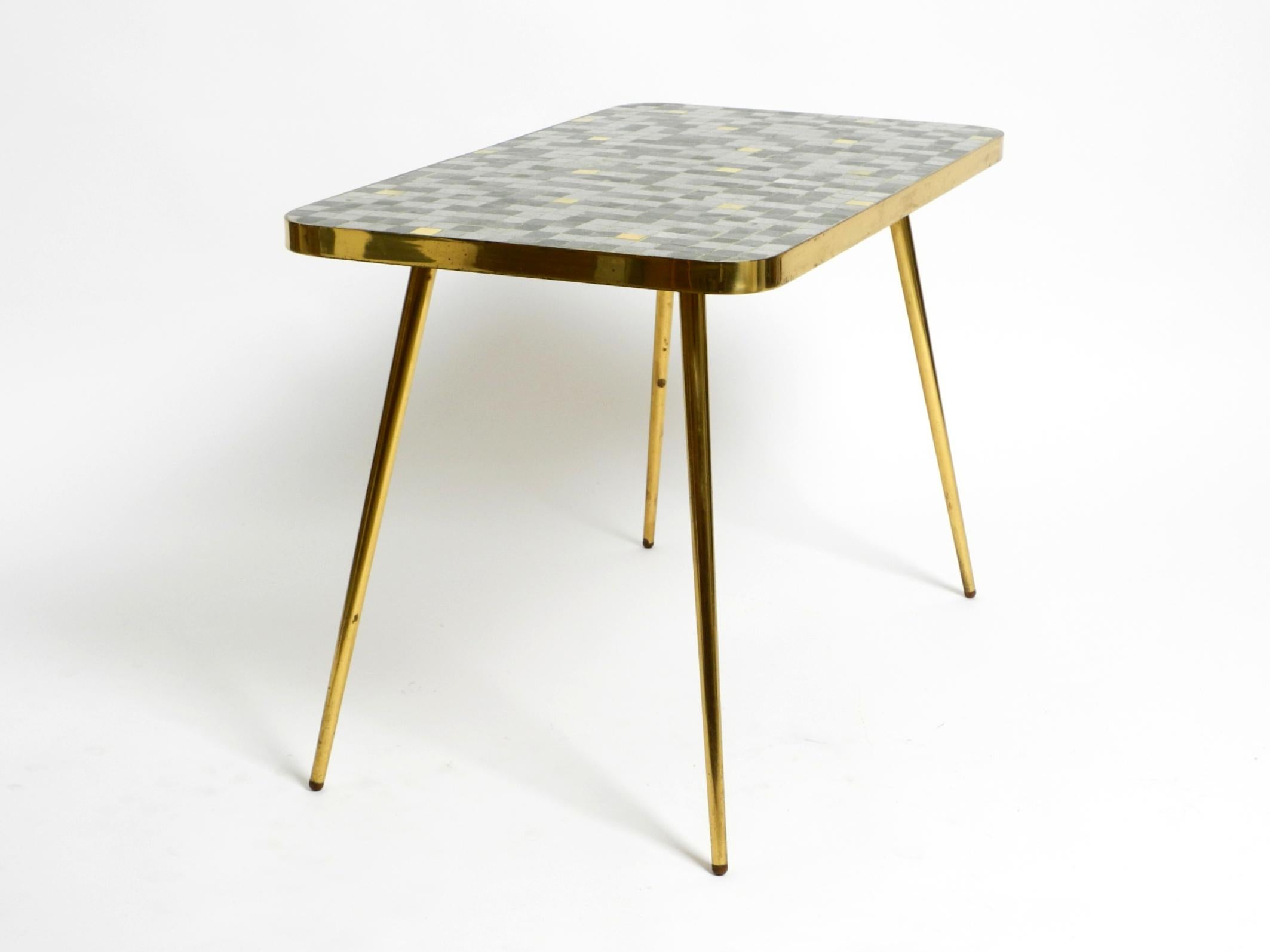 Mid-Century Modern Table d'appoint en laiton du milieu du siècle avec surface en mosaïque par Münchener Zierspiegel en vente
