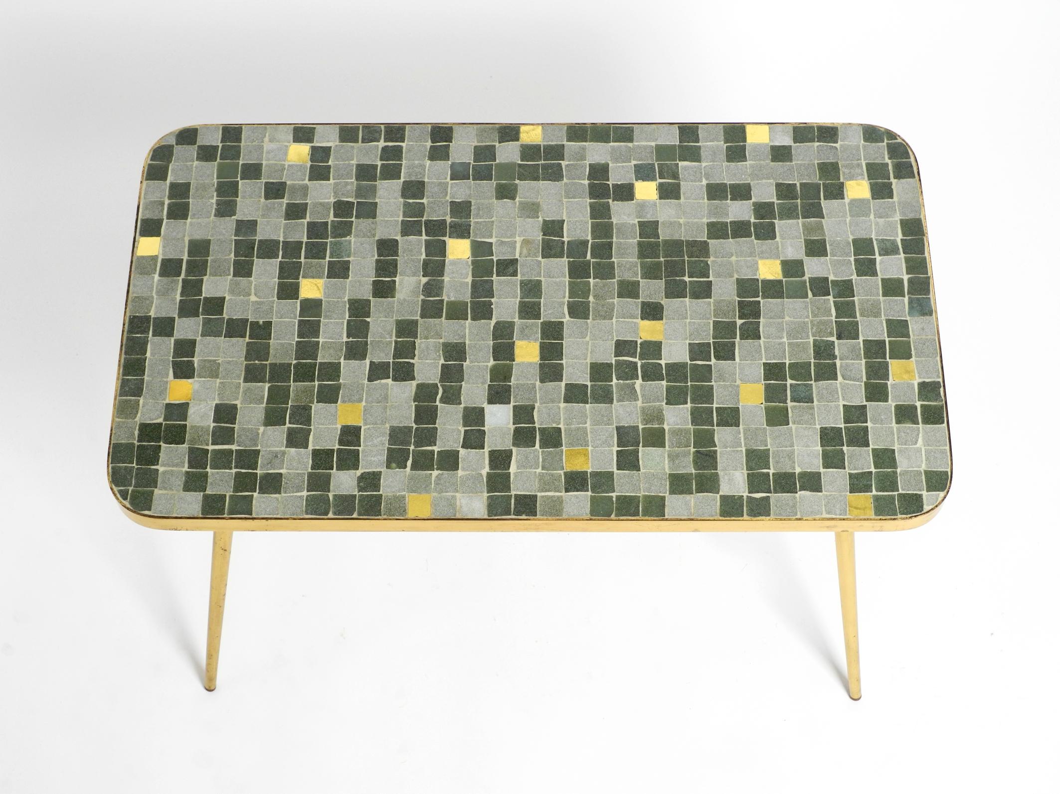 Allemand Table d'appoint en laiton du milieu du siècle avec surface en mosaïque par Münchener Zierspiegel en vente