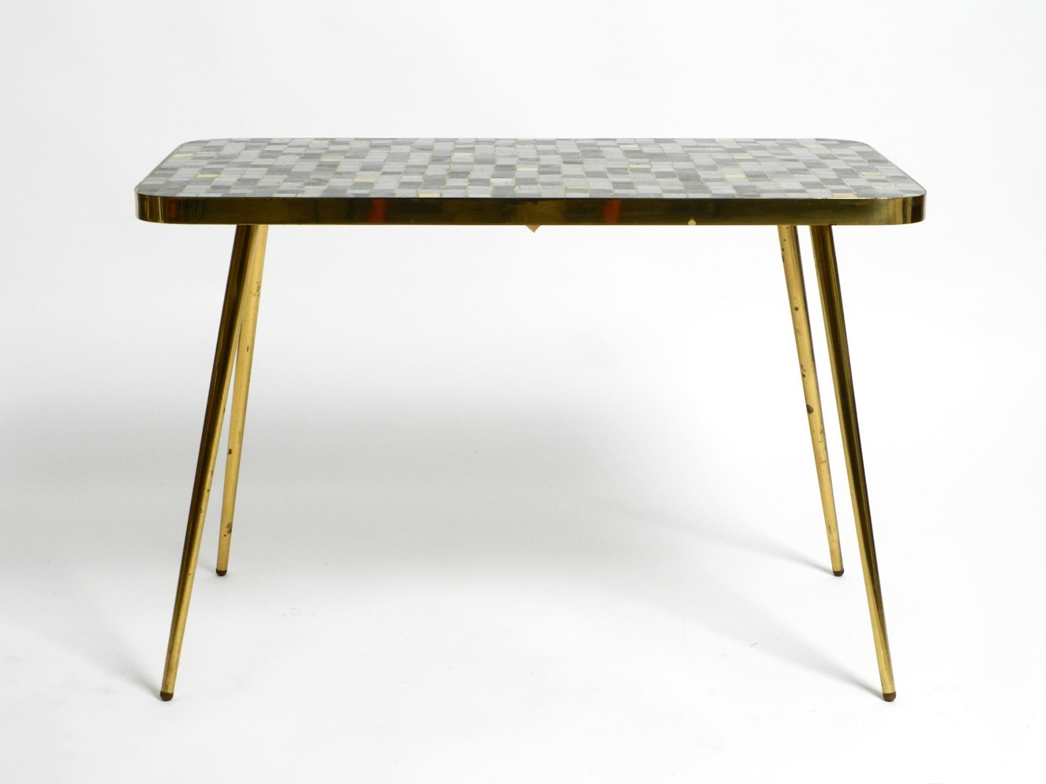 Table d'appoint en laiton du milieu du siècle avec surface en mosaïque par Münchener Zierspiegel Bon état - En vente à München, DE
