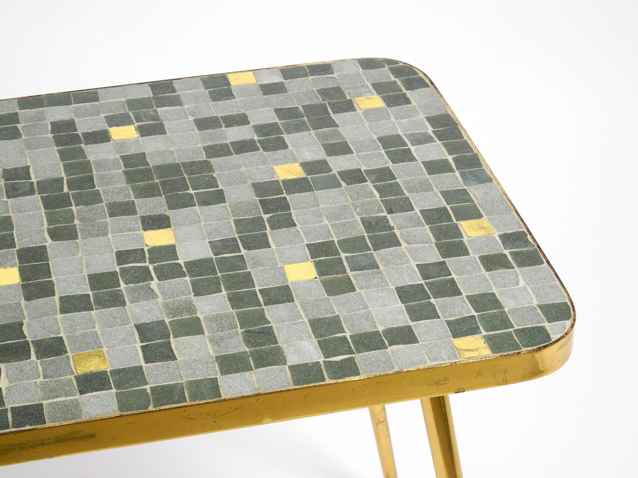 Milieu du XXe siècle Table d'appoint en laiton du milieu du siècle avec surface en mosaïque par Münchener Zierspiegel en vente