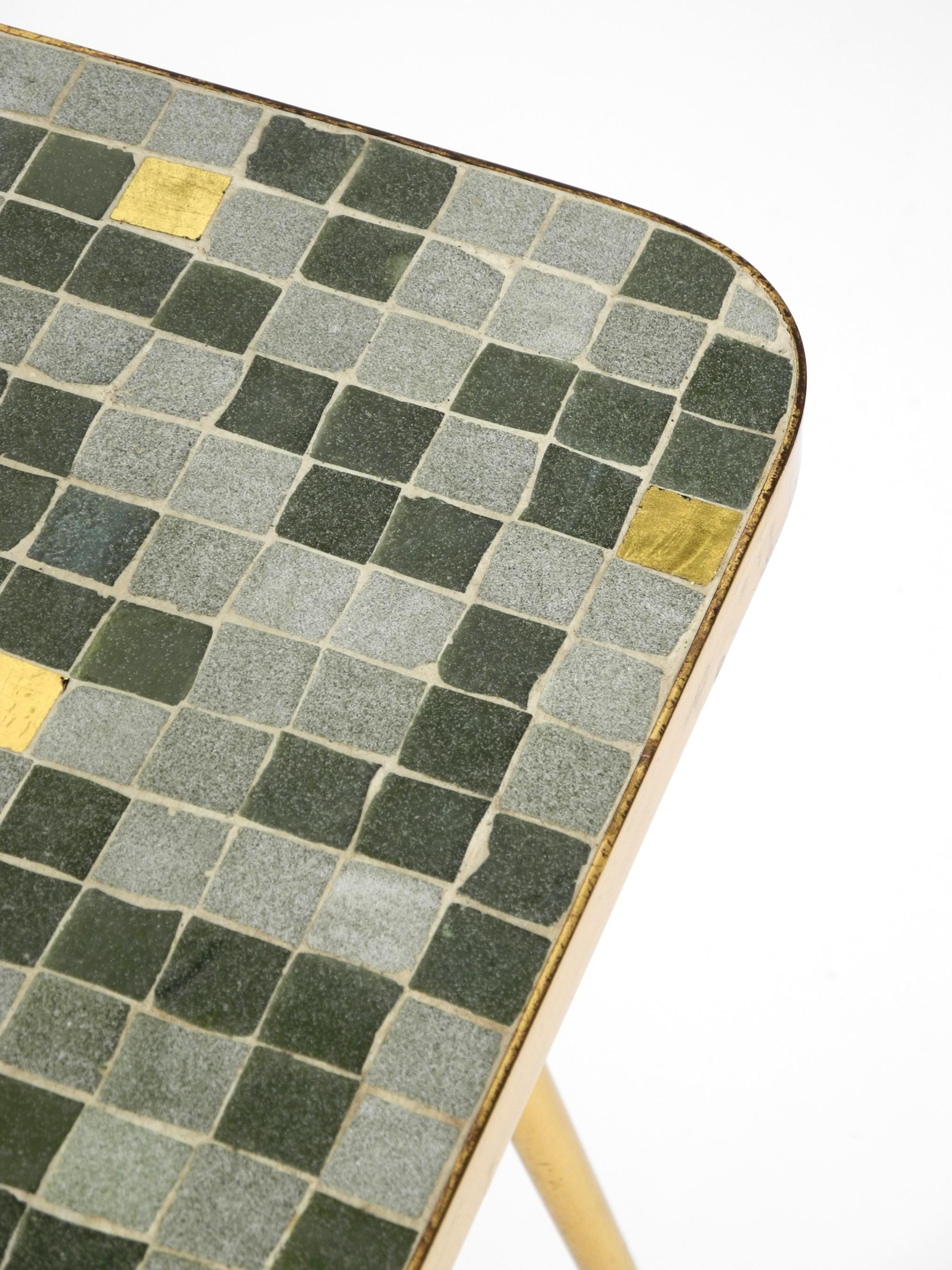 Laiton Table d'appoint en laiton du milieu du siècle avec surface en mosaïque par Münchener Zierspiegel en vente