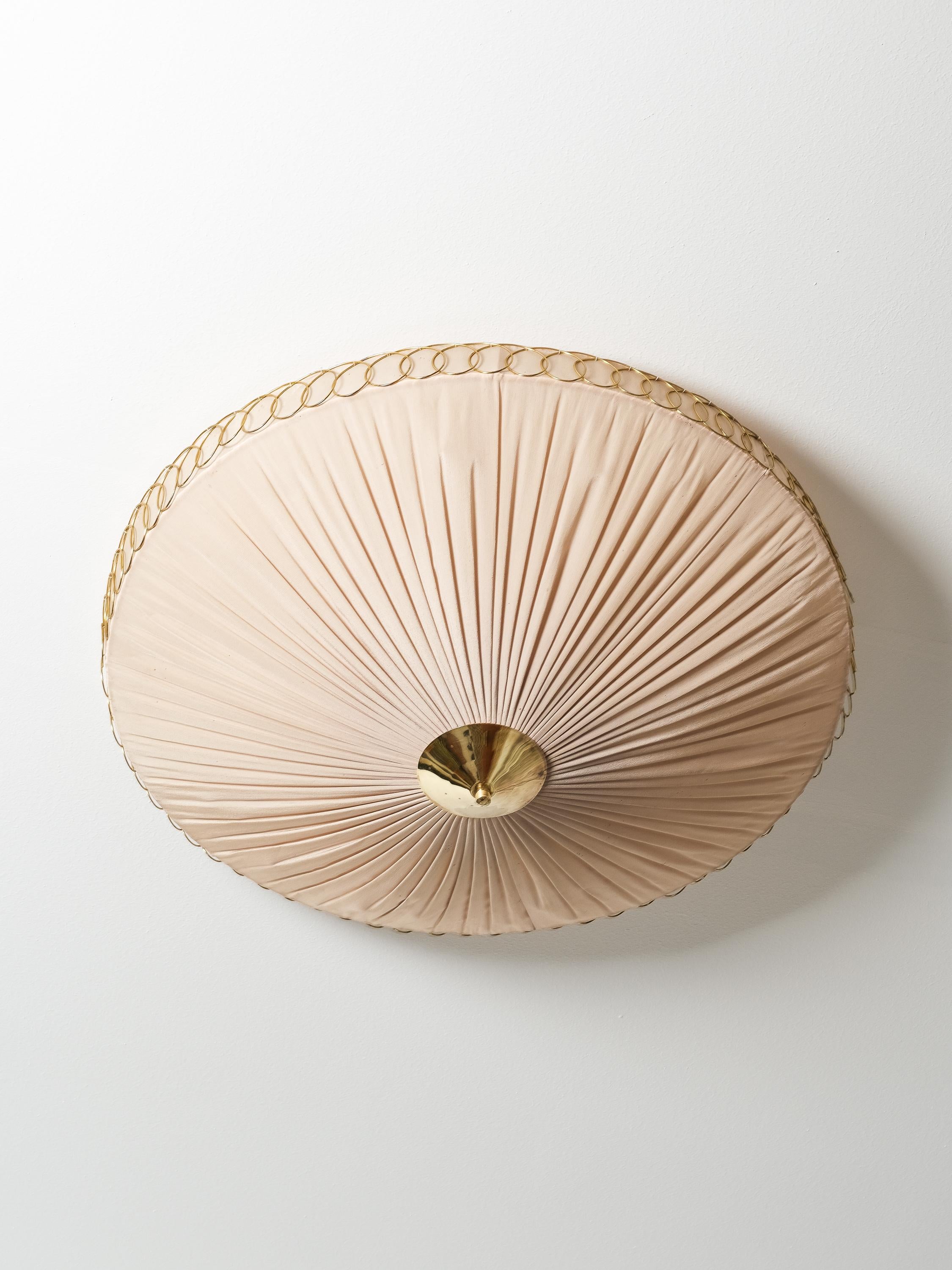 Modello ad incasso 20399, prodotto da Idman Oy, anni '50. Paralume originale in tessuto di seta color rosa sbiadito, dettagli in ottone. Buone condizioni d'epoca, alcune macchie nel tessuto e una lieve patina di ottone, coerente con l'età e