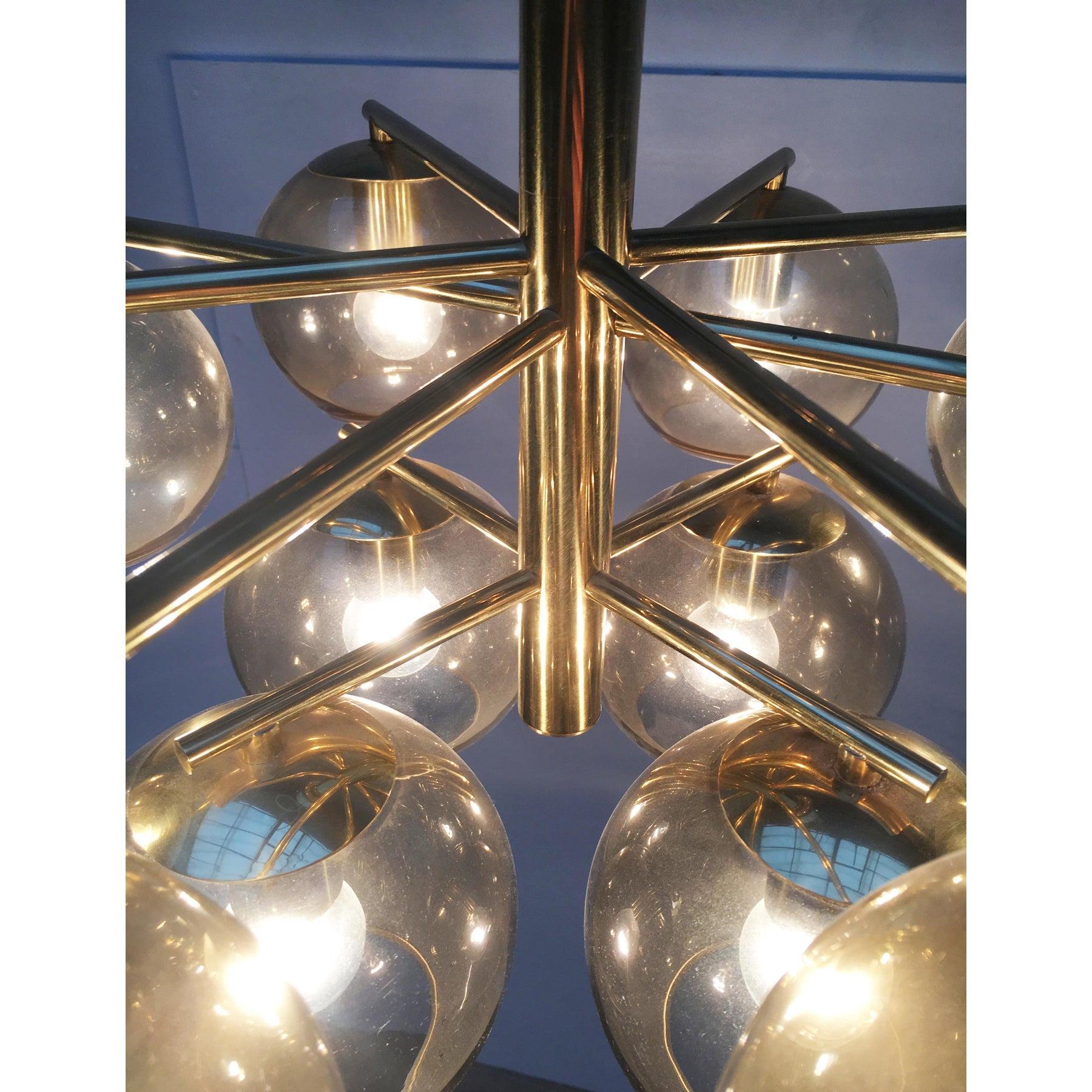 Lampadario di metà secolo in ottone e vetro fumé in vendita 4