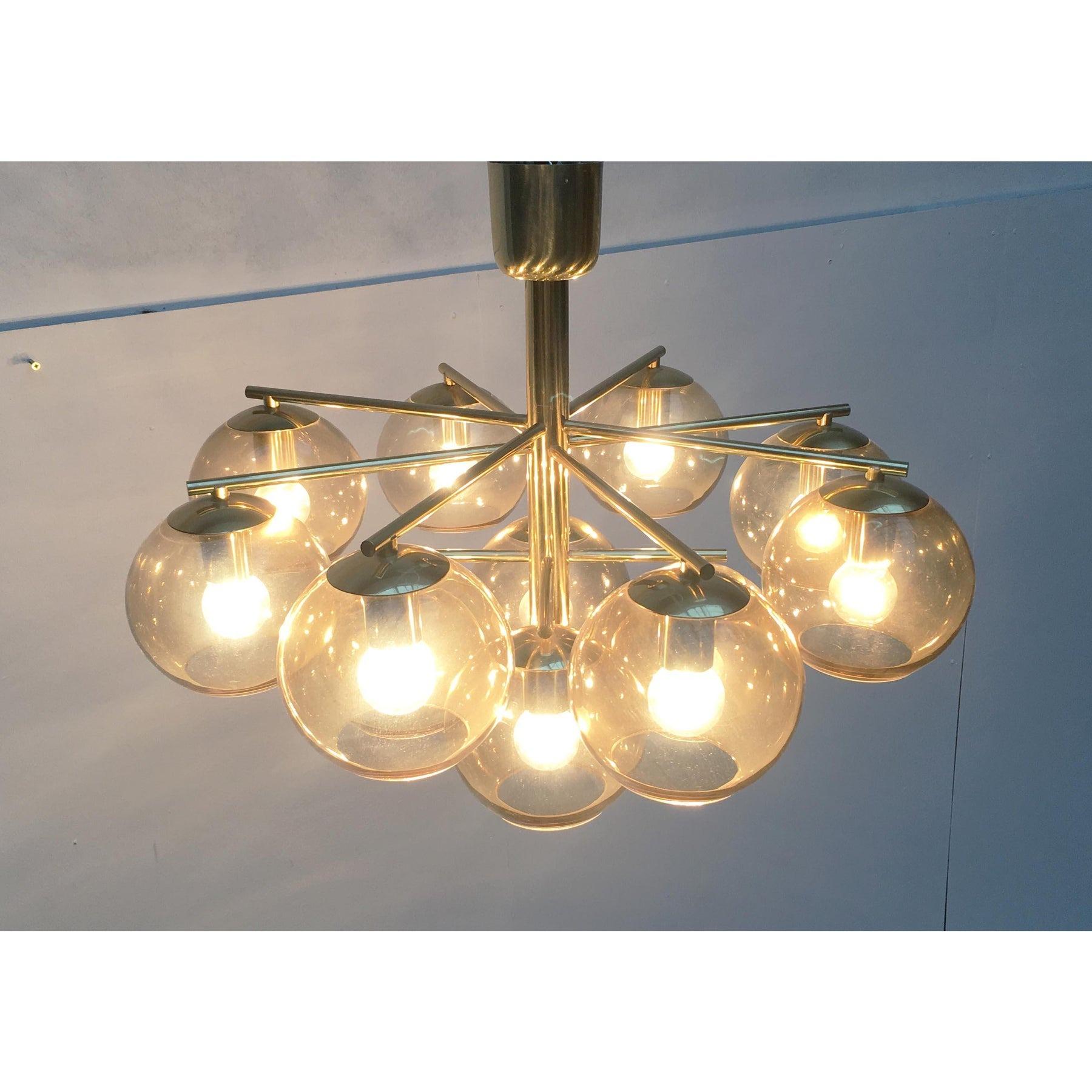 Lampadario di metà secolo in ottone e vetro fumé in vendita 5