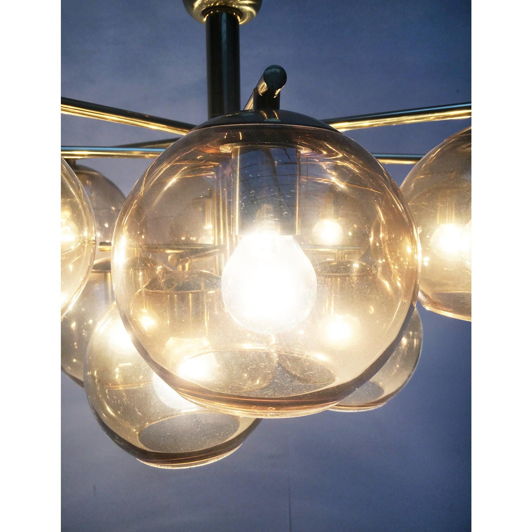 Mid-Century moderno Lampadario di metà secolo in ottone e vetro fumé in vendita