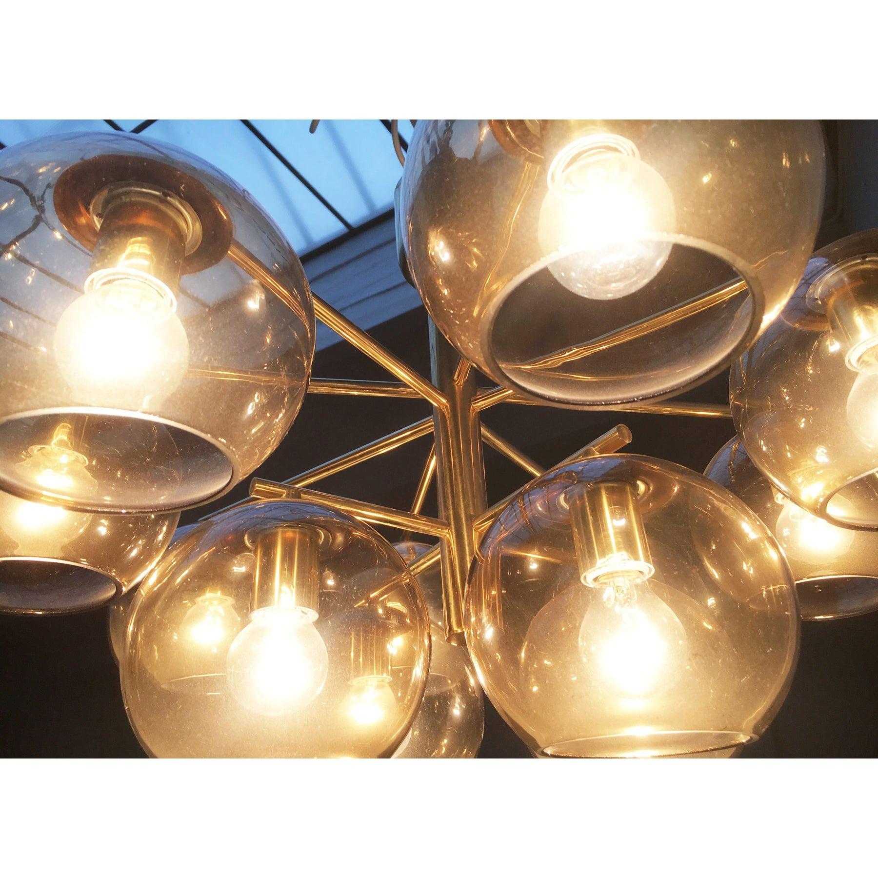 Lampadario di metà secolo in ottone e vetro fumé In condizioni buone in vendita a Hamburg, DE