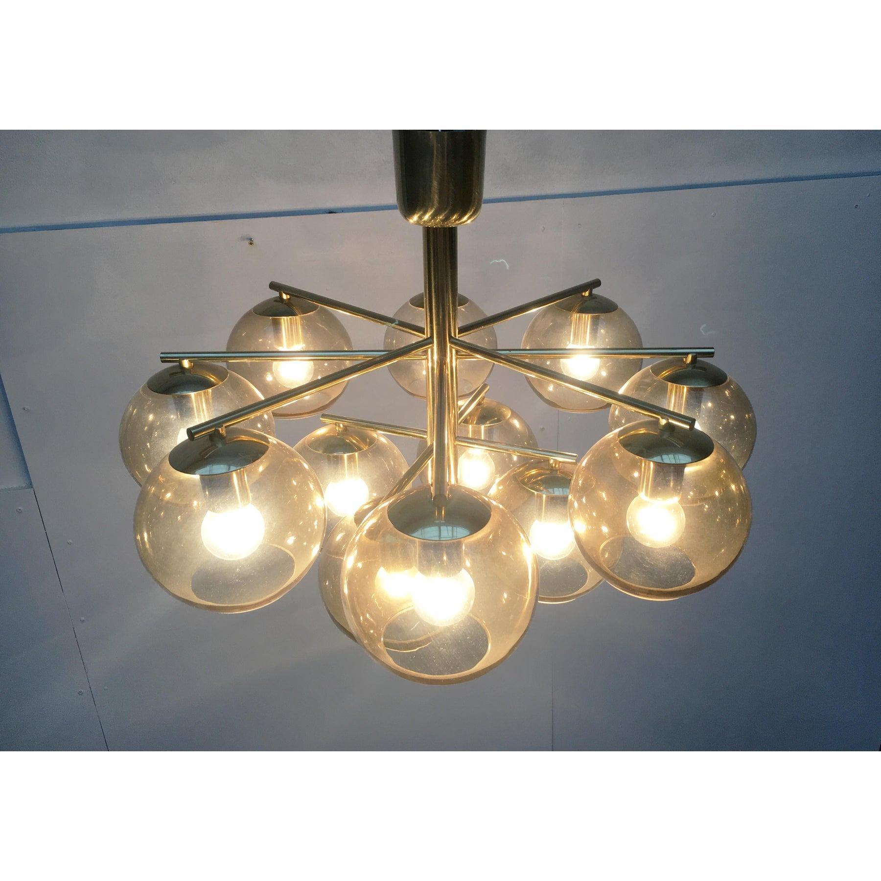 Metallo Lampadario di metà secolo in ottone e vetro fumé in vendita
