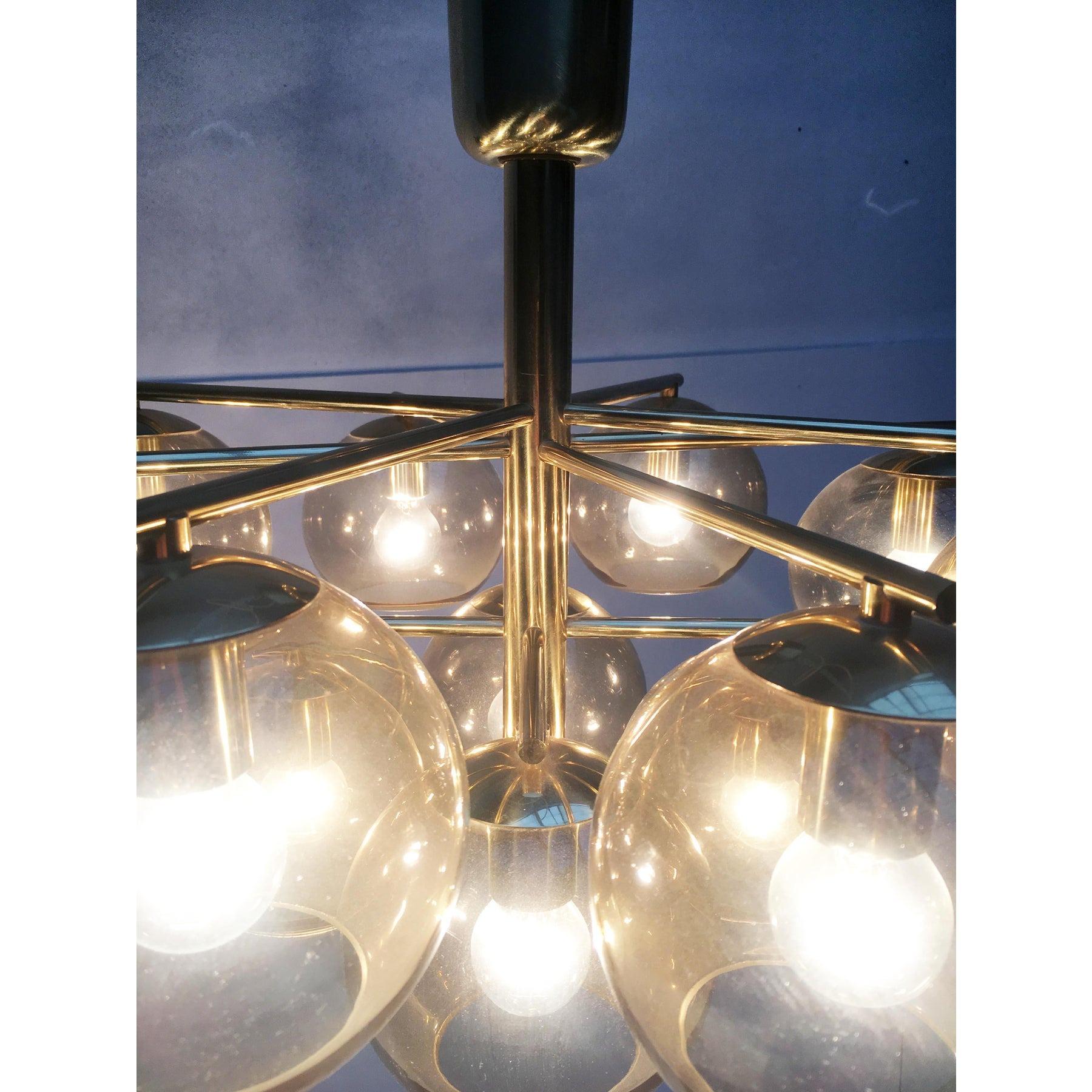 Lampadario di metà secolo in ottone e vetro fumé in vendita 1