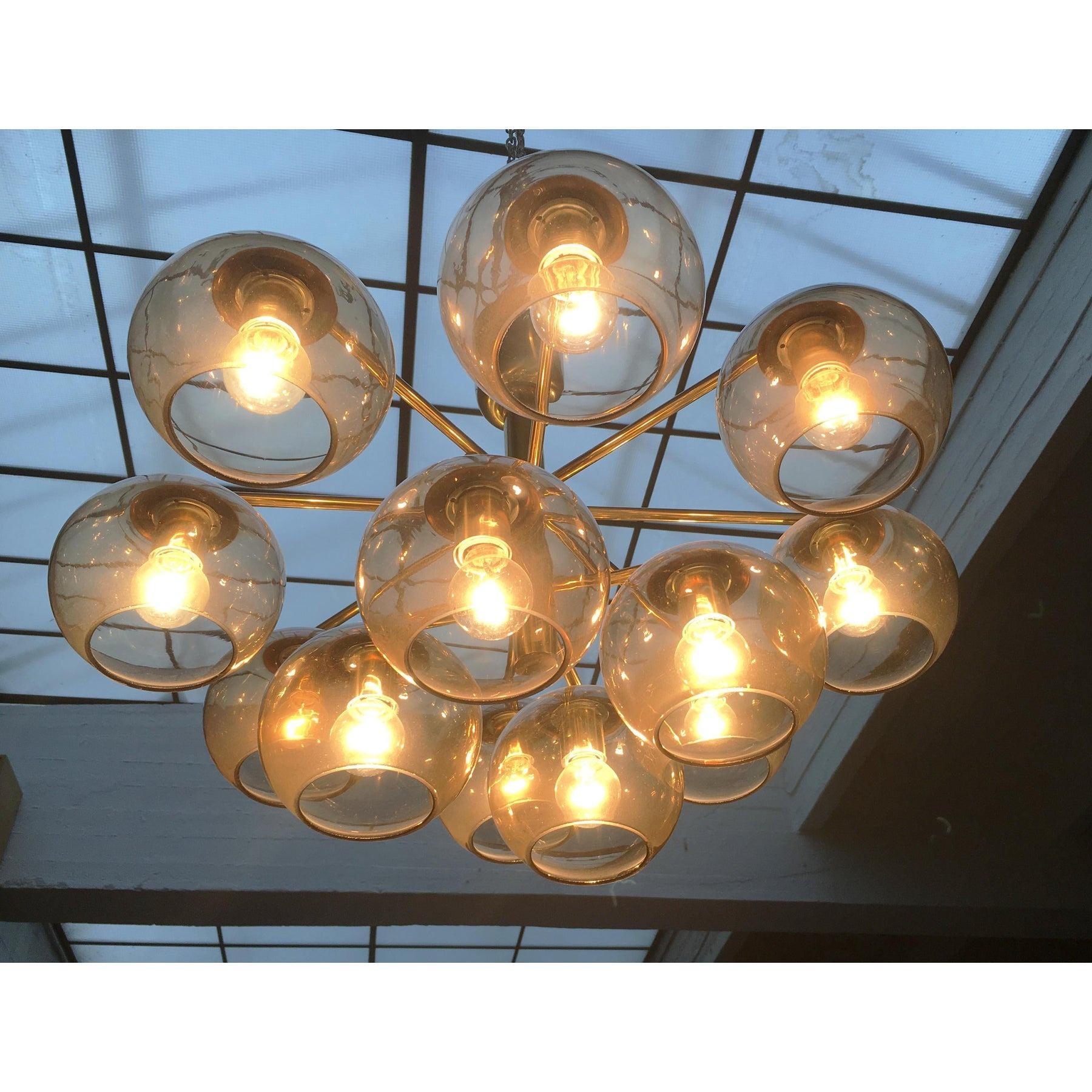 Lampadario di metà secolo in ottone e vetro fumé in vendita 2