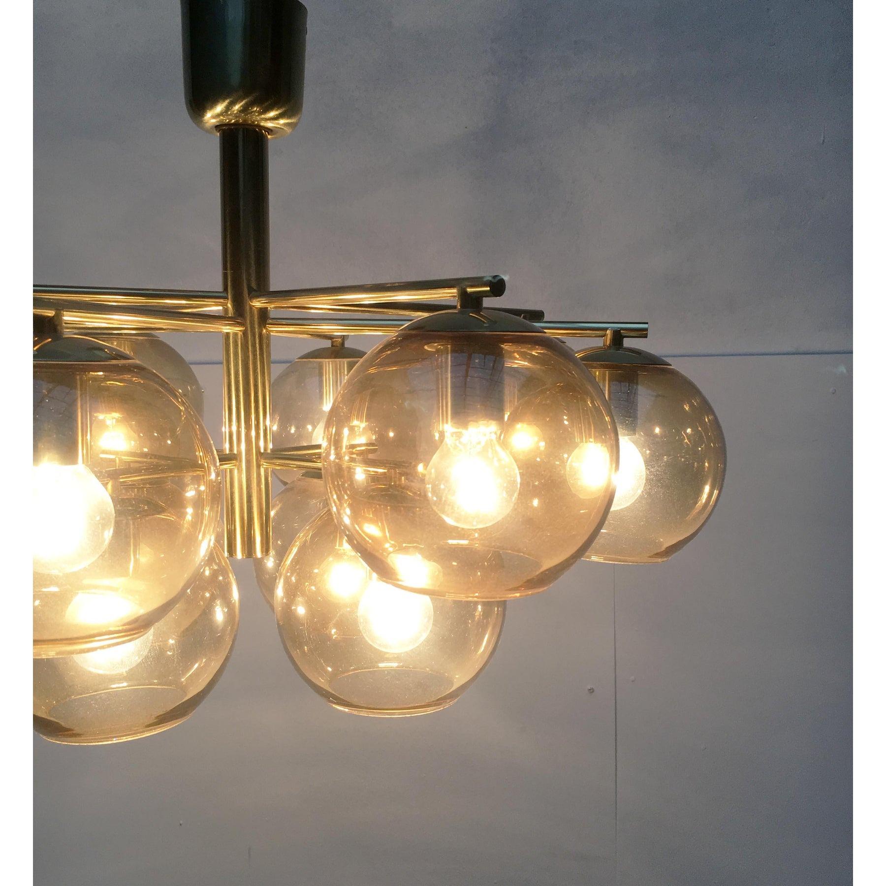 Lampadario di metà secolo in ottone e vetro fumé in vendita 3