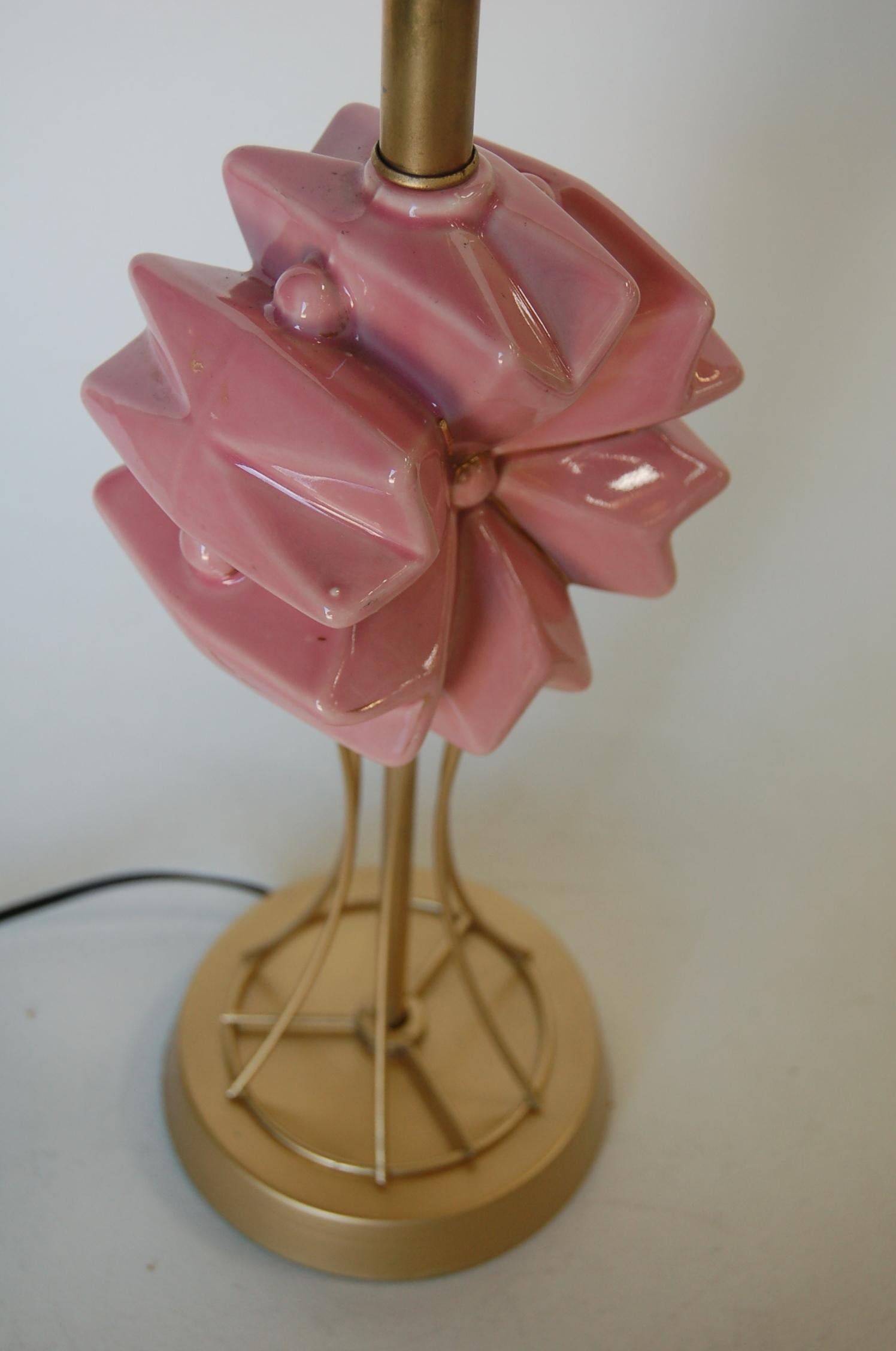 Midcentury Brass Spindel Table Lamp with Ceramic Flower Accent In Excellent Condition For Sale In Van Nuys, CA