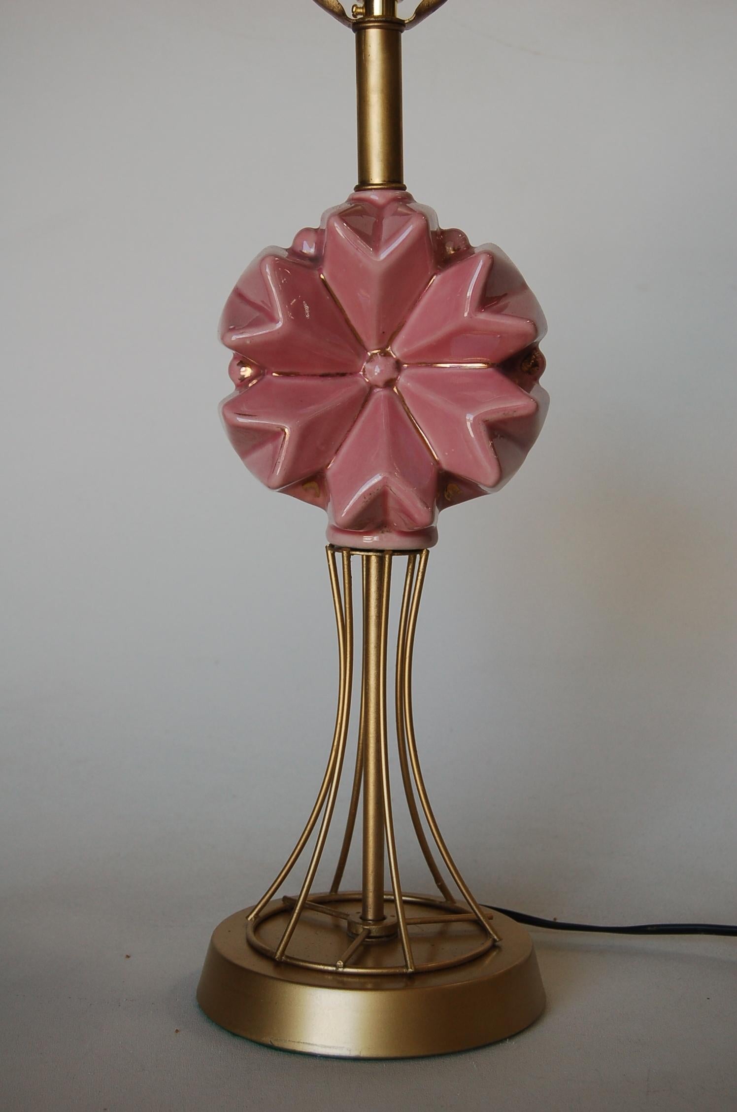Original post war brass spindel brass table Lamp with pink ceramic flower accent as the center piece, 

Measures 19