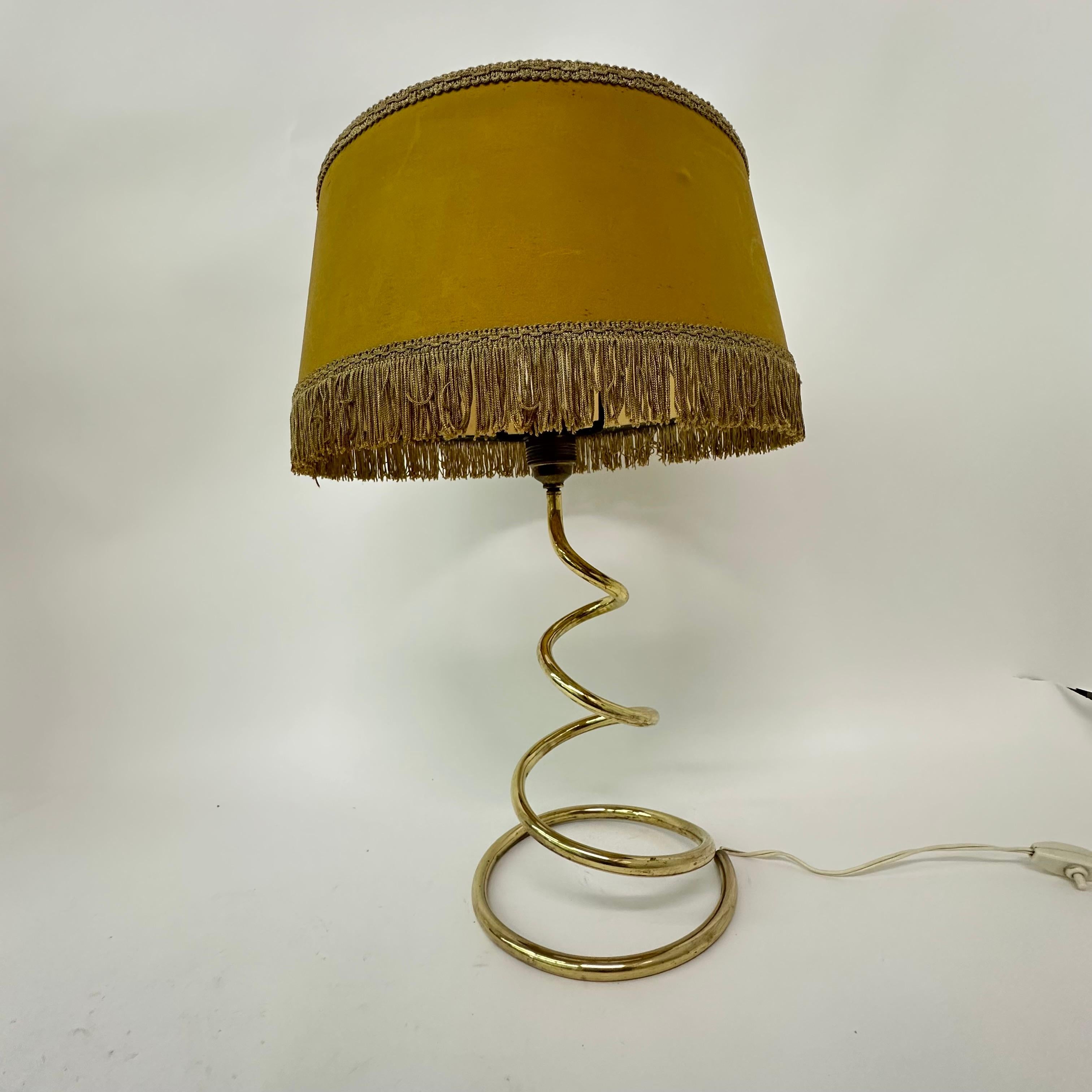 Lámpara de mesa en espiral de latón de mediados de siglo , años 50 en venta 3