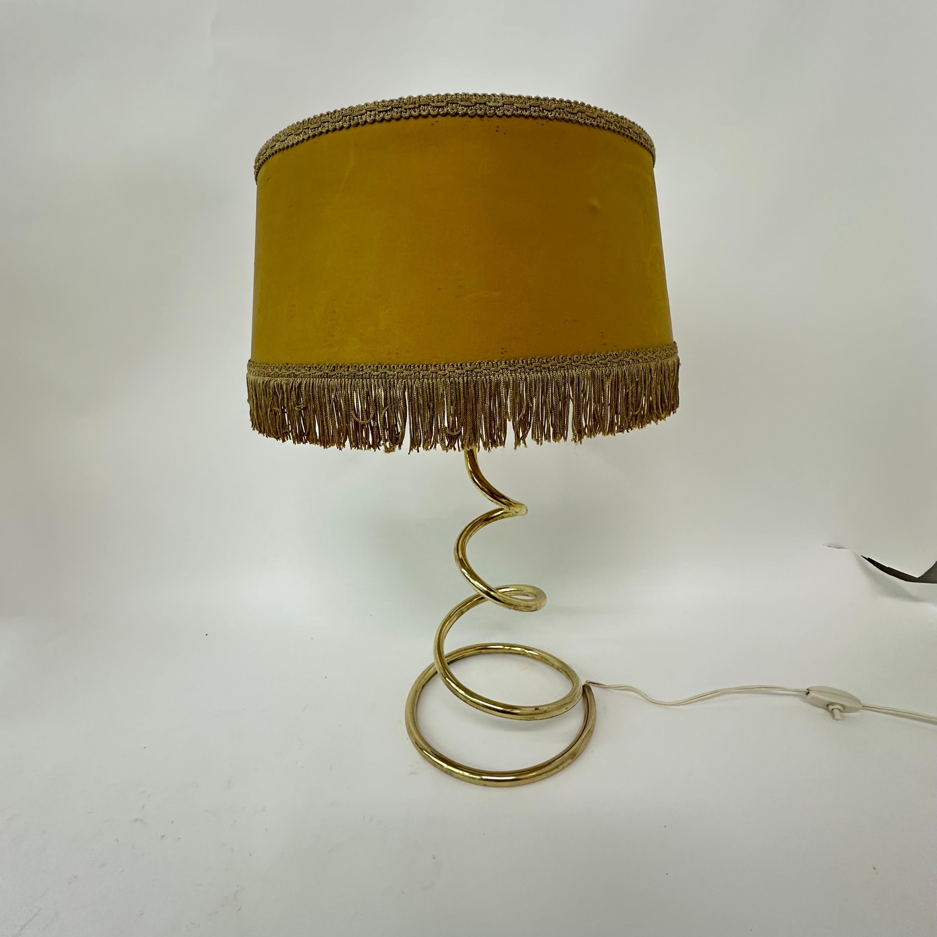 Lámpara de mesa en espiral de latón de mediados de siglo , años 50 en venta 4