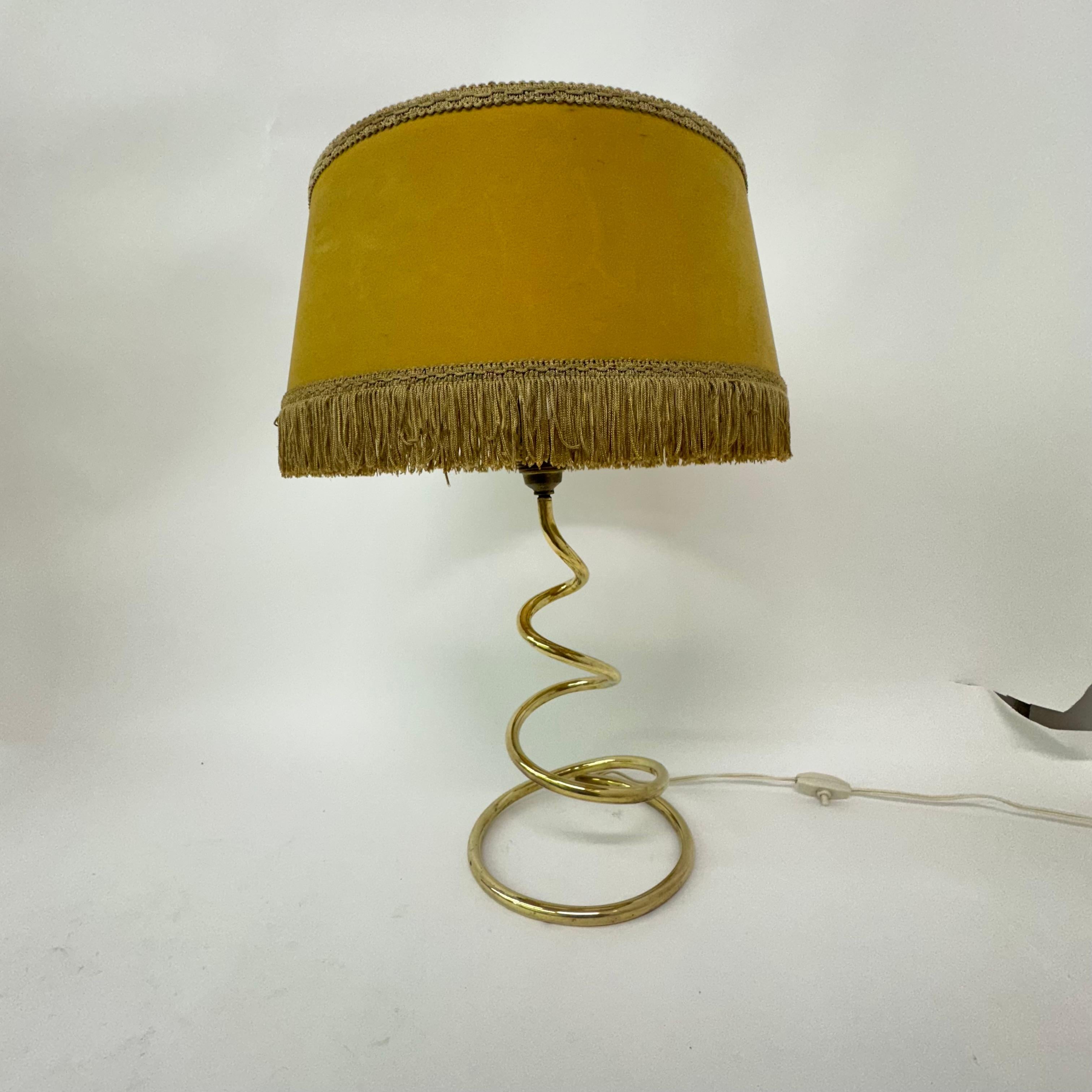 Lámpara de mesa en espiral de latón de mediados de siglo , años 50 en venta 6