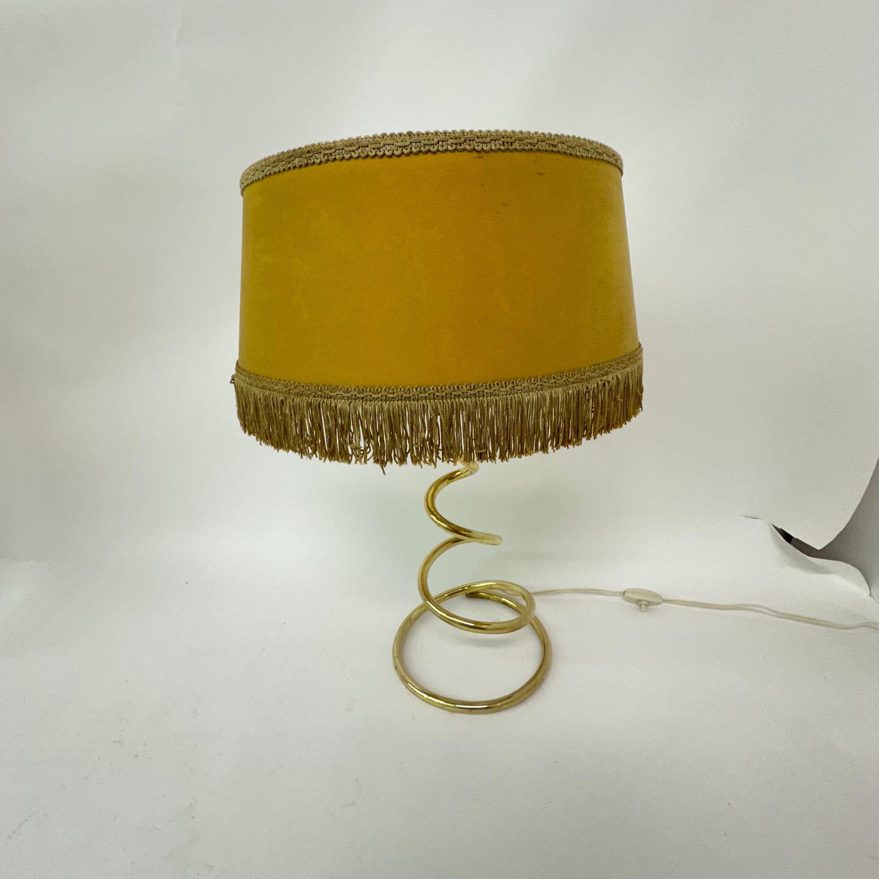 Lámpara de mesa en espiral de latón de mediados de siglo , años 50 en venta 7