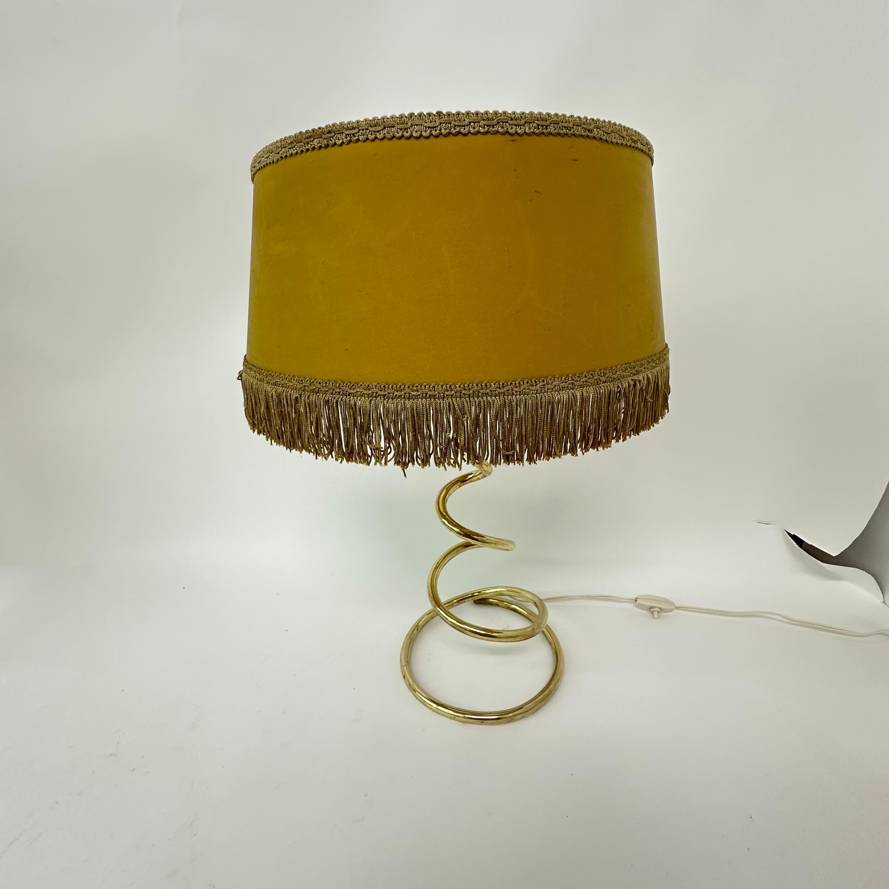 Lámpara de mesa en espiral de latón de mediados de siglo , años 50 en venta 8